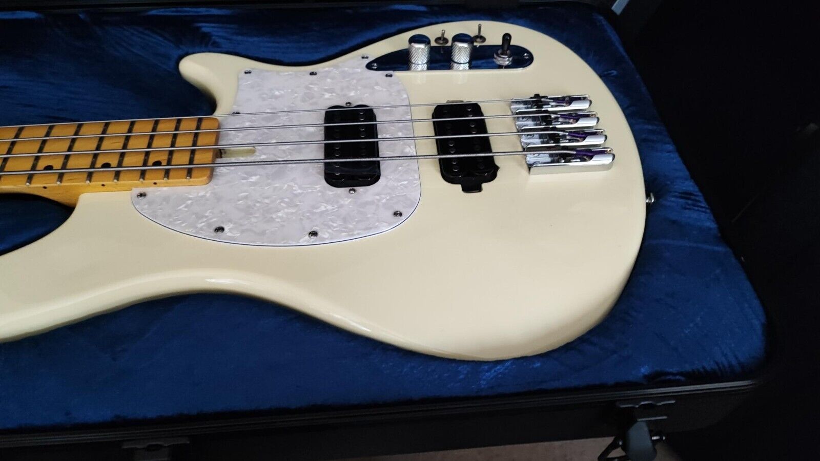 Beautiful New White Schecter CV-4 Bass w/ Maple Neck & Schecter Hard Shell Case Schecter Schecter CV-4 - фотография #2