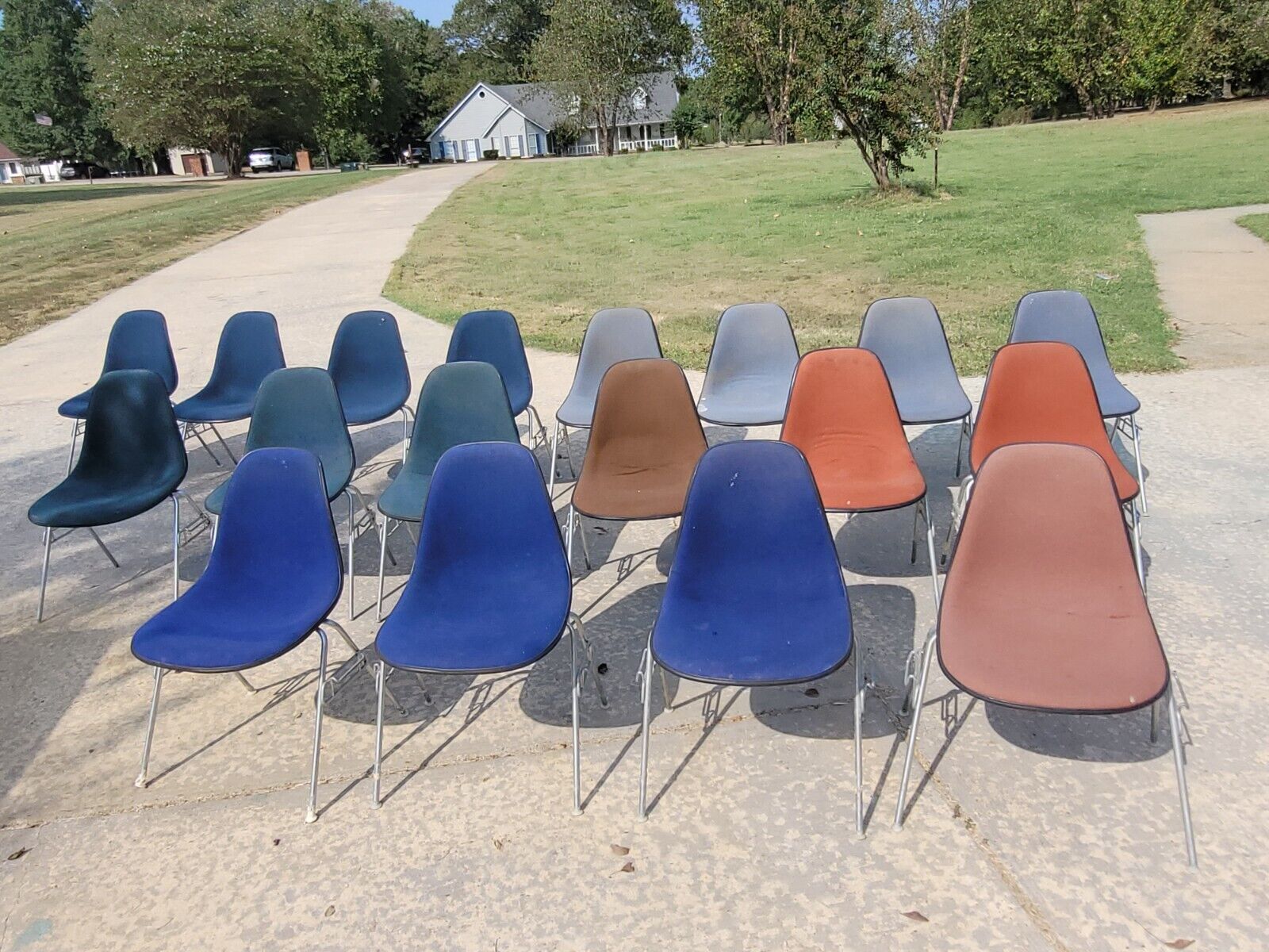 Lot of 18 Herman Miller Eames Fabric Padded Fiberglass Side Shell Chairs Herman Miller - фотография #3