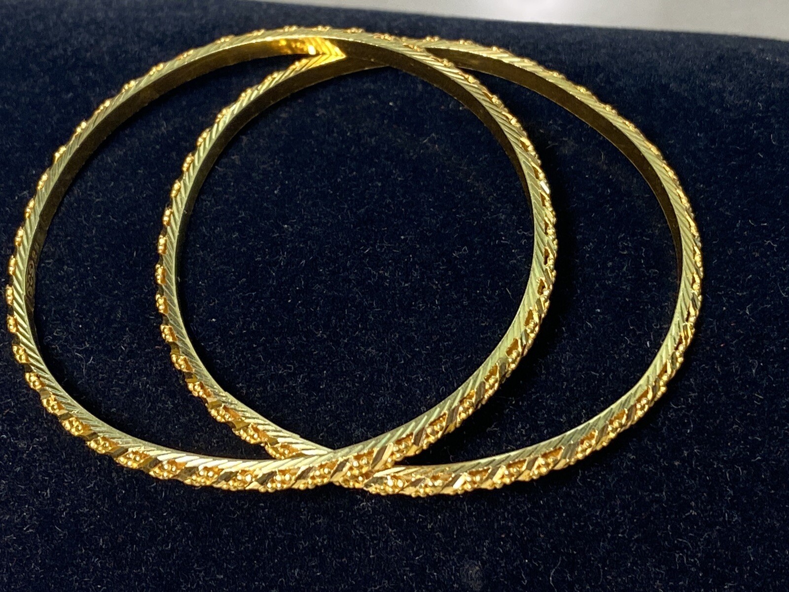 22K Solid Yellow Gold Beaded Pattern Bangle Bracelet Set, 21.40 grams SCS - фотография #10
