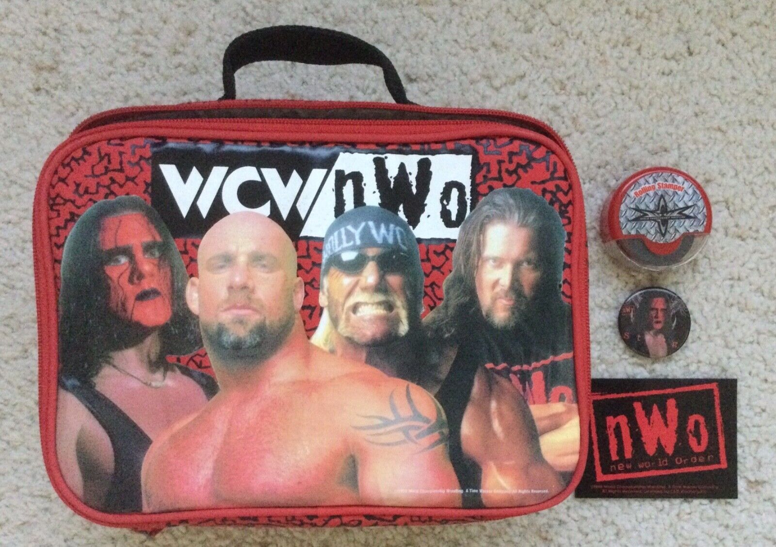 WCW/nWo lucnchbox/bag wrestling Wolfpac magnet & Sting pin (1998) stamp roller Без бренда - фотография #2