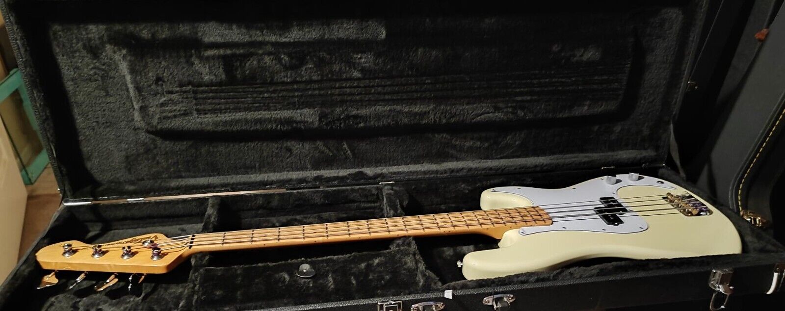 Beautiful "New" "VINTAGE REISSUED" Vintage White Precision Bass w/ Maple Neck Vintage Precision - фотография #10