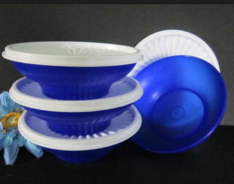 Tupperware 4pc Servalier Salad Bowls Set in Blue with White Seals New Без бренда