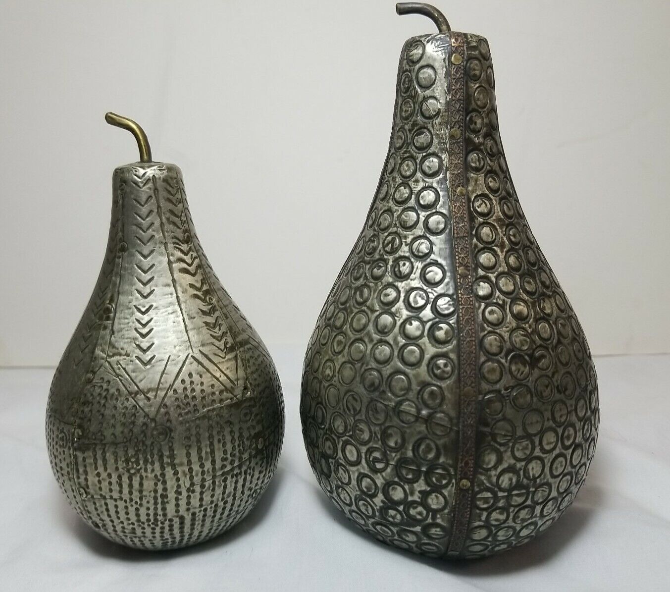 Rustic Collectible Hammered Metal Decretive Pears (2) 4.5 in. and 5.75 in. Unbranded - фотография #11