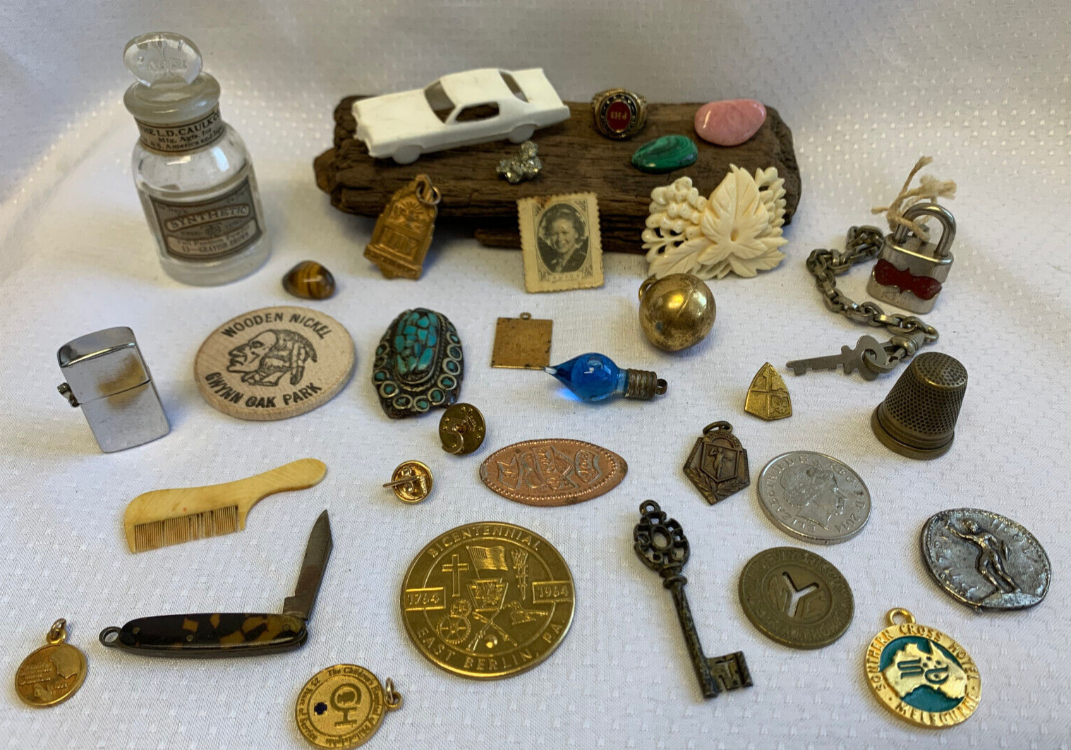Antique Vtg Trinket Lot Bottle Tokens Coins Lock Ring Pocket Knife Collectibles Без бренда