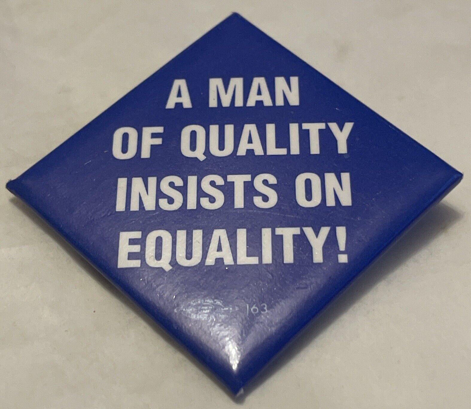 Vintage A Man Of Quality Insists On Equality! Button Без бренда
