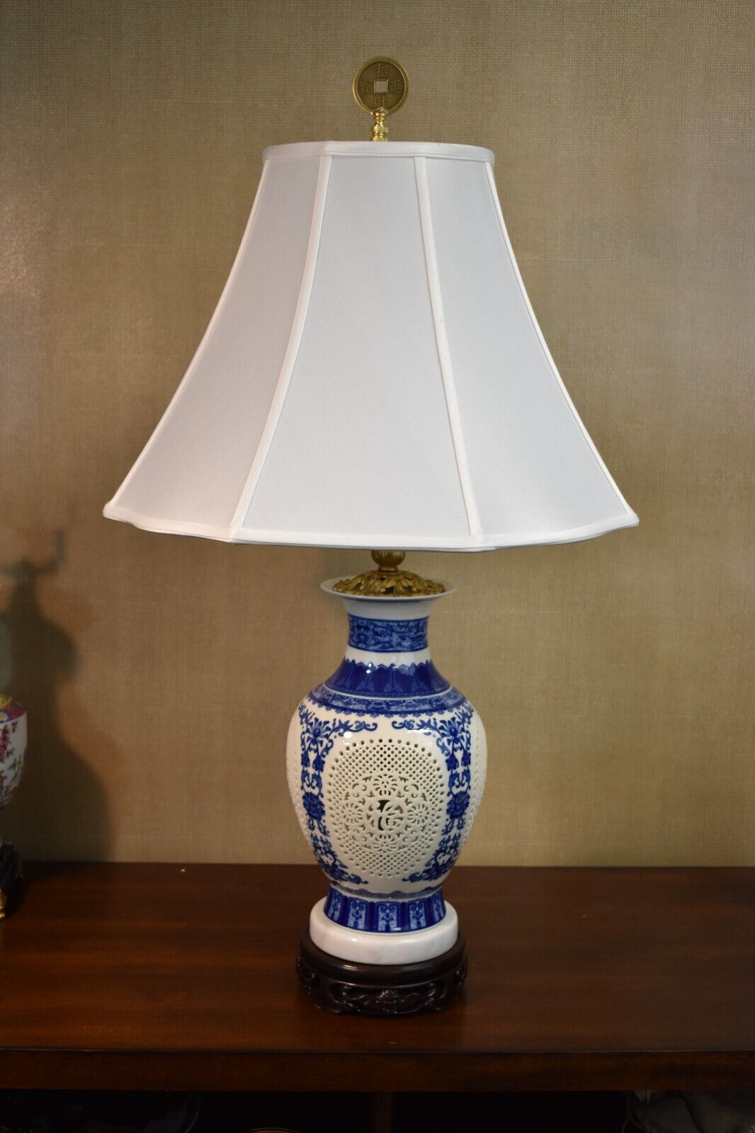 PAIR OF 28" CHINESE BLUE & WHITE PORCELAIN VASE LAMP PIERCED CARVED/RETICULATED CLASSIC DECOR LAMPS