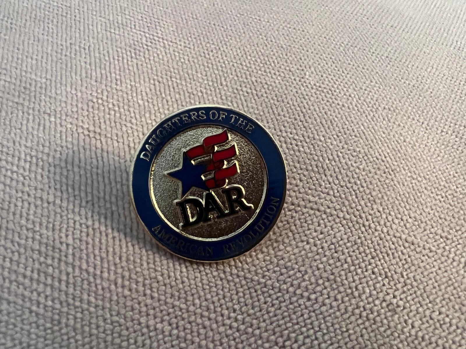 DAR Daughters of the American Revolution Round Logo Star Flag Pin - NEW Без бренда - фотография #6