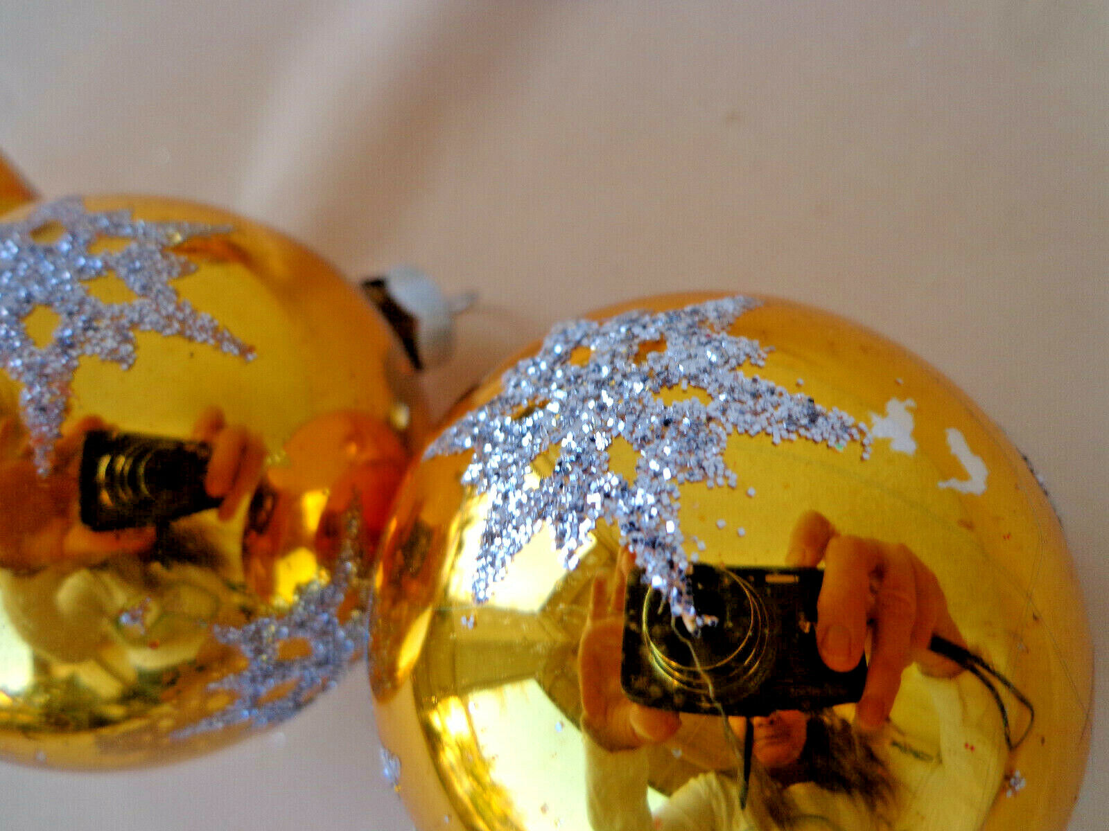 4 Vintage Christmas Ornaments Mercury Glass GOLD Silver Mica Glitter Snowflakes Baugh - фотография #5