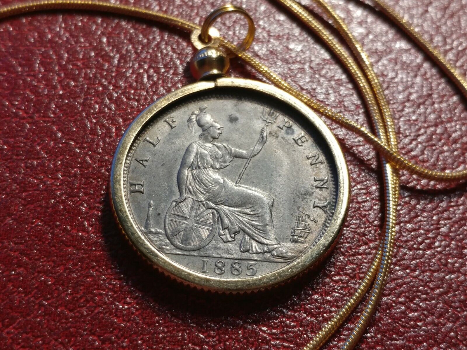 UK 1885 Queen Victoria 1/2 Penny Pendant on a 24" 18k Gold Filled Snake Chain. Honoredallies - фотография #5