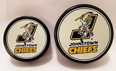 2 PUCK LOT JOHNSTOWN CHIEFS 94'95 GAME PUCK ECHL and RARE MINI PUCK  Без бренда