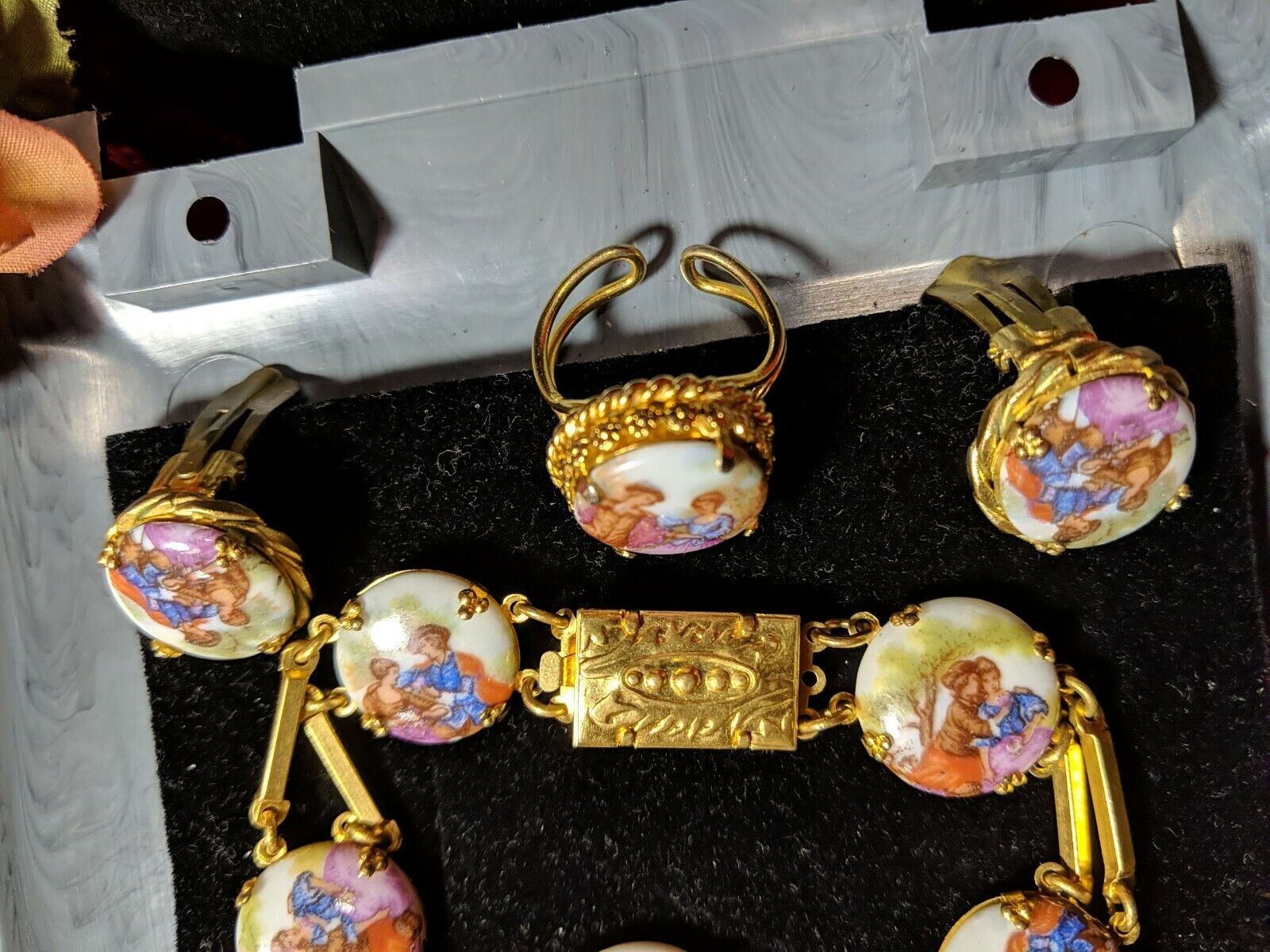 Limoges Antique 3 pc Set Porcelain Jewelry Bracelet, Ring, Earrings, Lucite Case LIMOGES - фотография #5