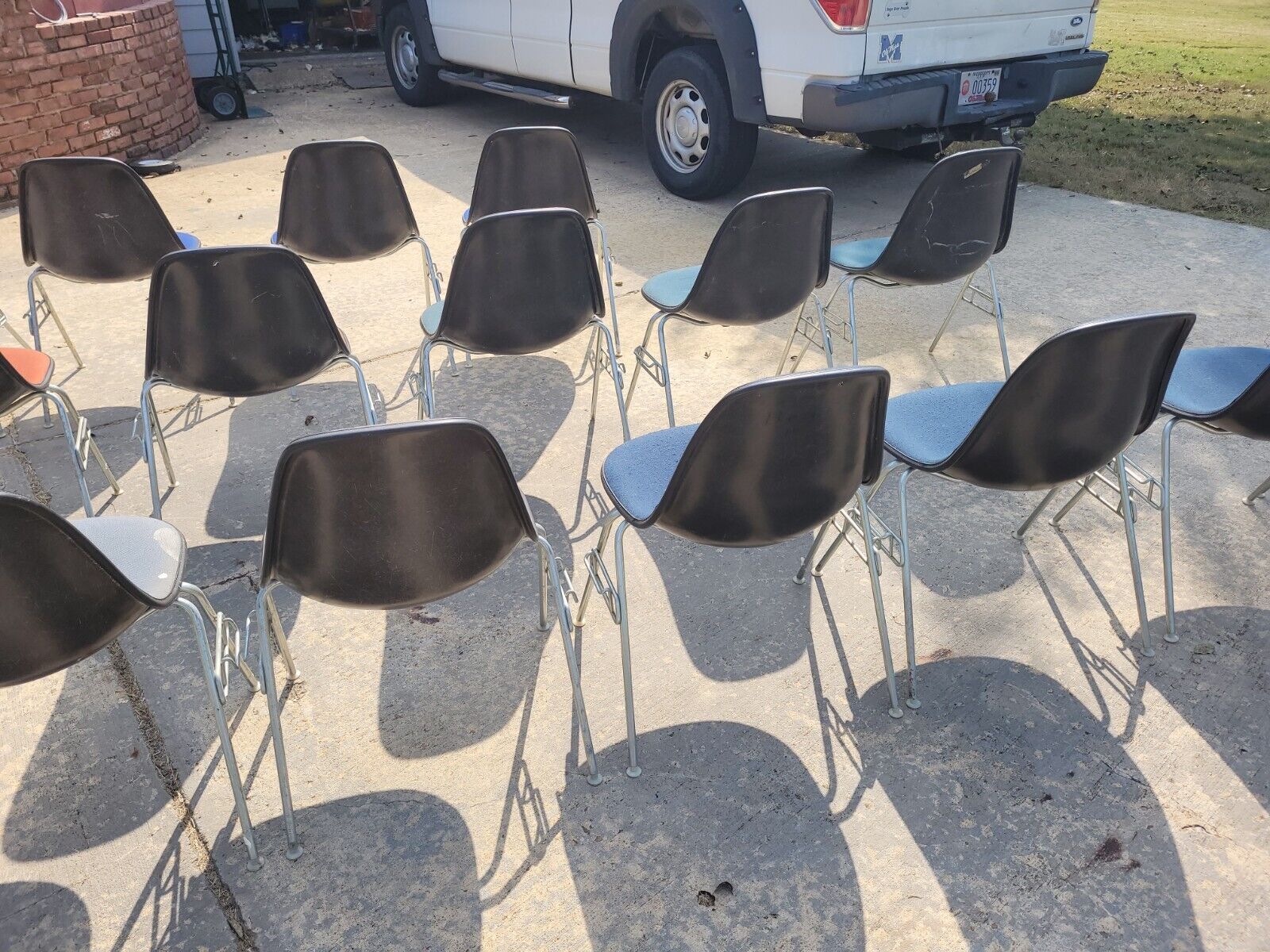 Lot of 18 Herman Miller Eames Fabric Padded Fiberglass Side Shell Chairs Herman Miller - фотография #7