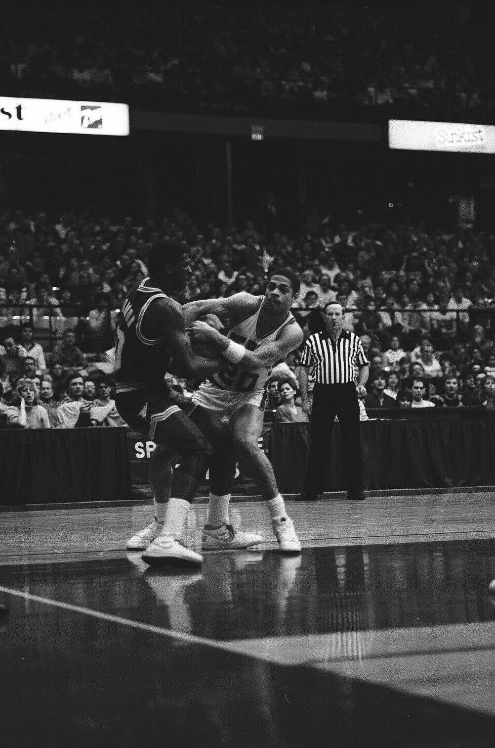 LD125-46 1986 College Basketball DePaul UAB Blazers (55) ORIG 35mm B&W NEGATIVES Без бренда - фотография #4