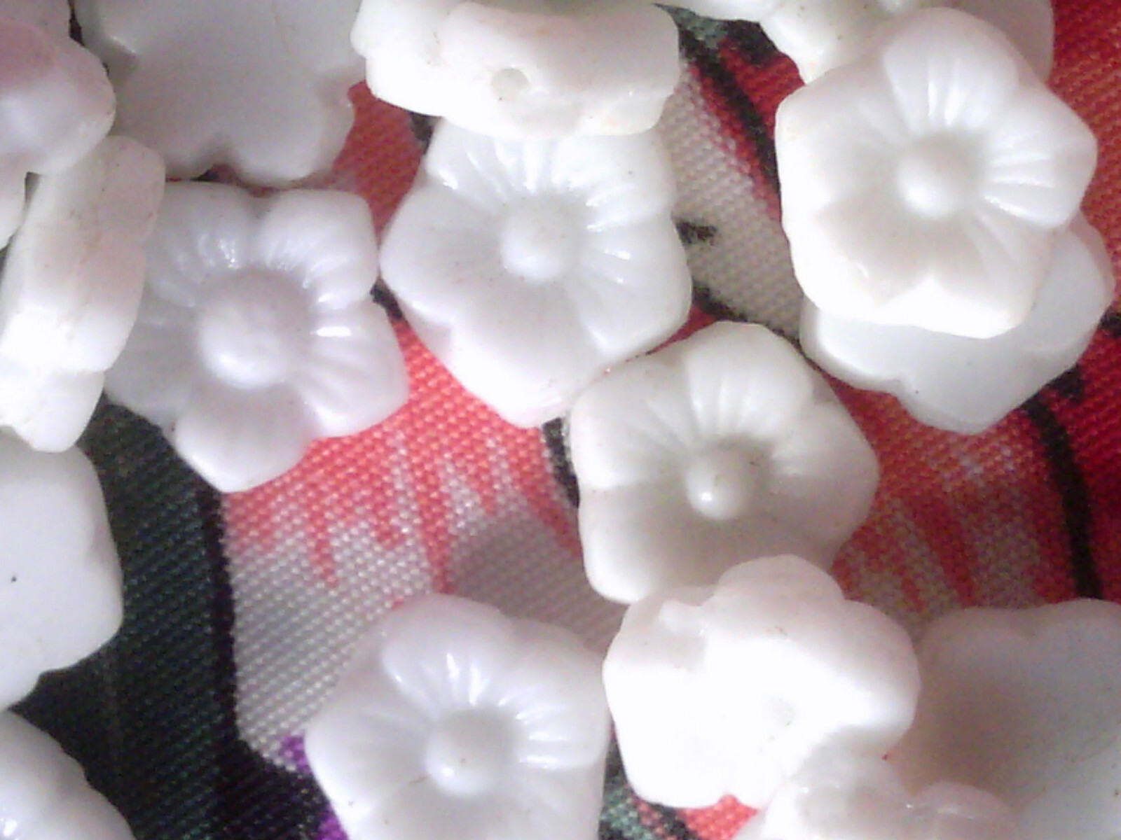 Vtg 30 WHITE BUTTERCUP FLOWER-GLASS FLORAL BEADS #102019c PRECIOSA Does Not Apply