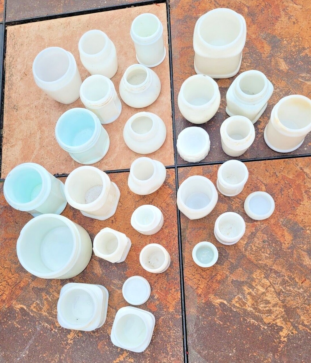 **LOT OF 28** WHITE MILK GLASS COLD CREAM COSMETIC 26 JARS JAR AND 2 LIDS LID Без бренда