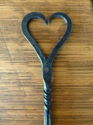 4 PRIMITIVE PRETTY 5" HAND FORGED HEART SHAPED TWIST RUSTIC IRON WALL HOOKS coat Unbranded Does Not Apply - фотография #6