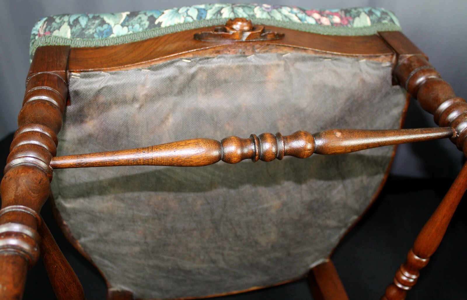 Pair of rose carved balloon side chairs, Late Victorian, Mahogany, turned legs Unbranded - фотография #15