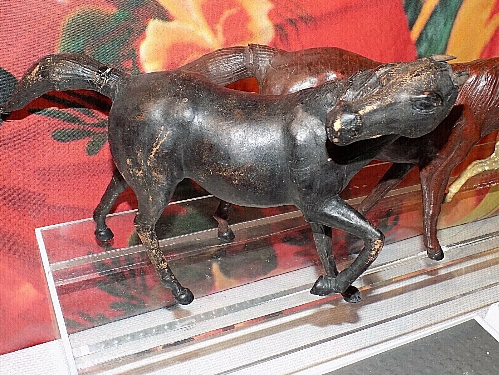 4 RARE ANTIQUE HORSE FIGURES LEATHER WRAPPED GLASS 16" (2) BREYER MOLOIN PLASTIC Без бренда - фотография #2