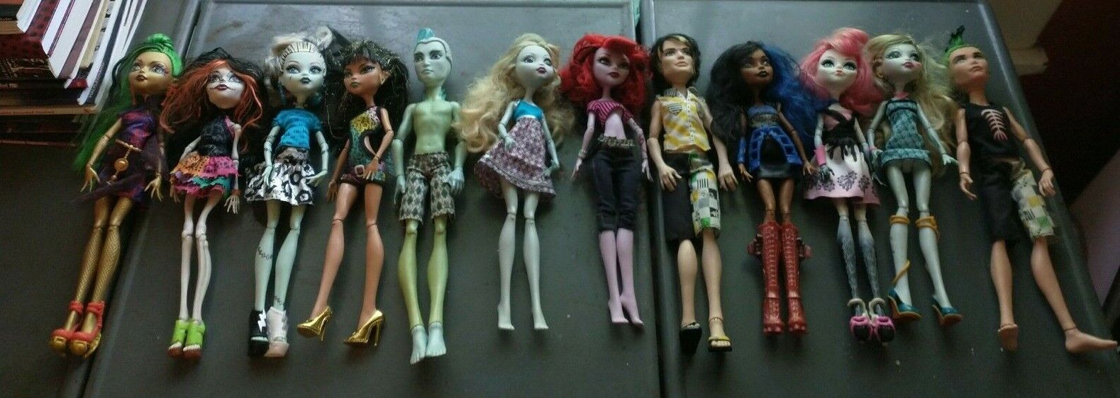 HUGE PRE-OWNED MONSTER HIGH Lot With 12 Dolls, Clothes, Shoes & Accessories Без бренда