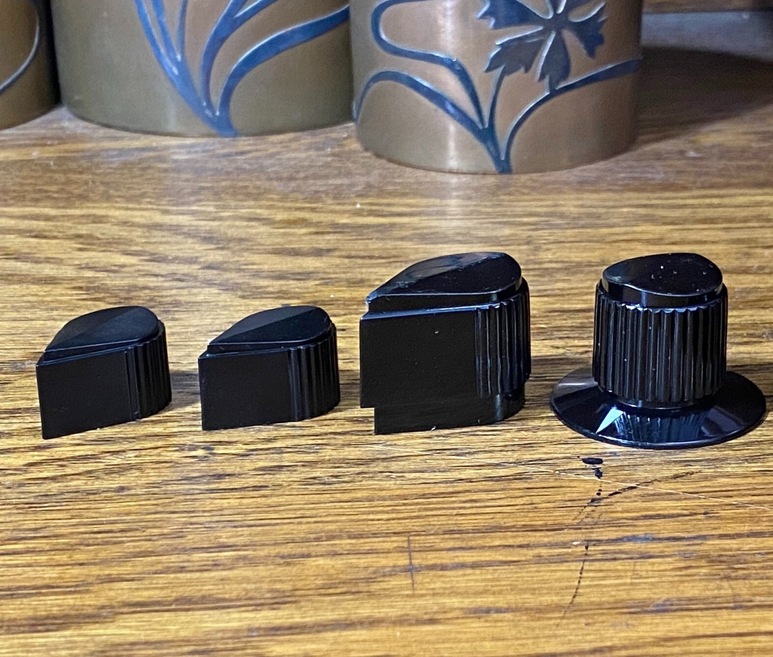 9 Vintage Raytheon Black Phenolic Round & Pointer Knobs; Double Set Screw Likely Raytheon, National, or Insuline (ICA) - фотография #5