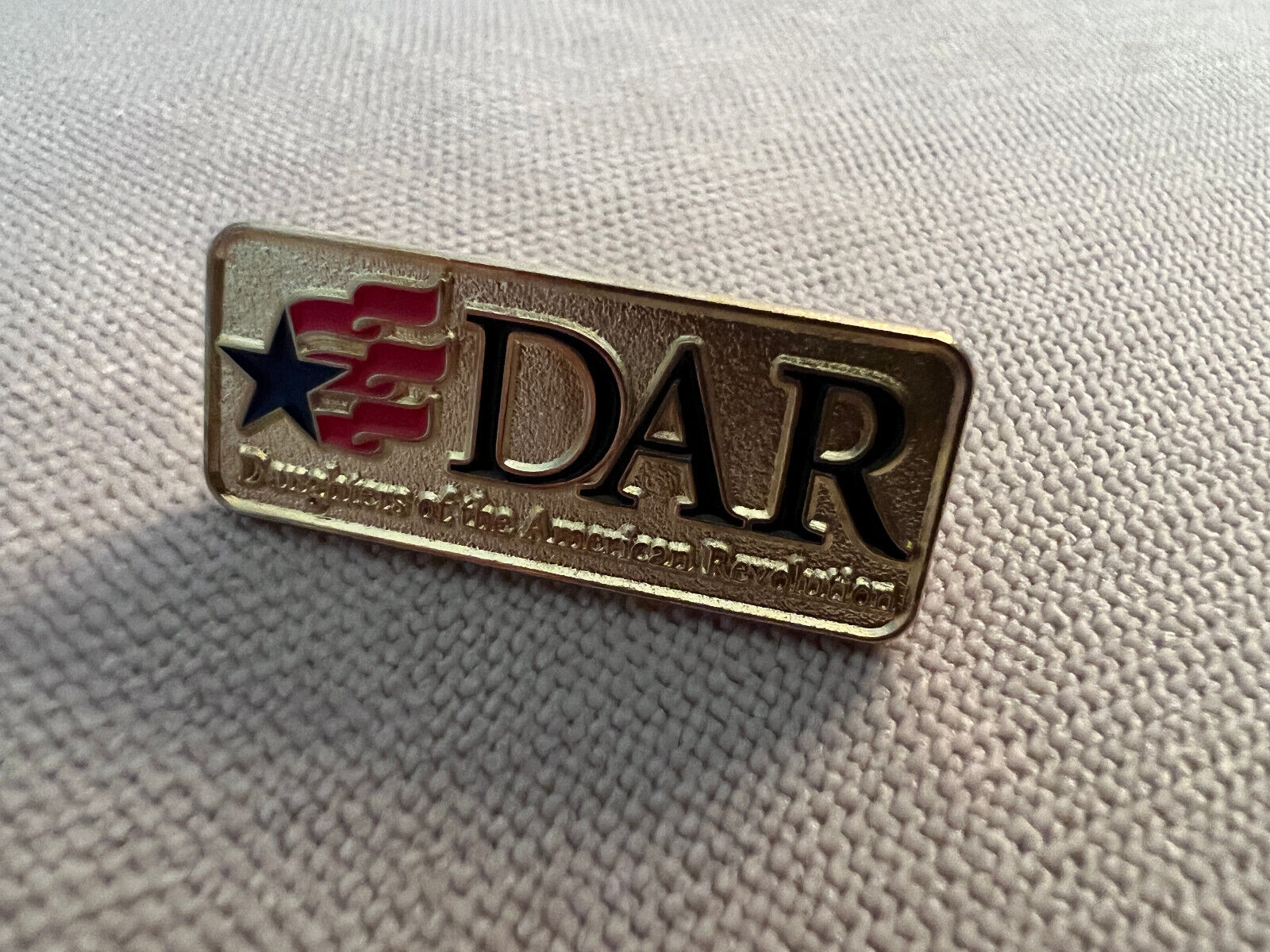 DAR Daughters of the American Revolution Logo Flag Star Pin - NEW Без бренда