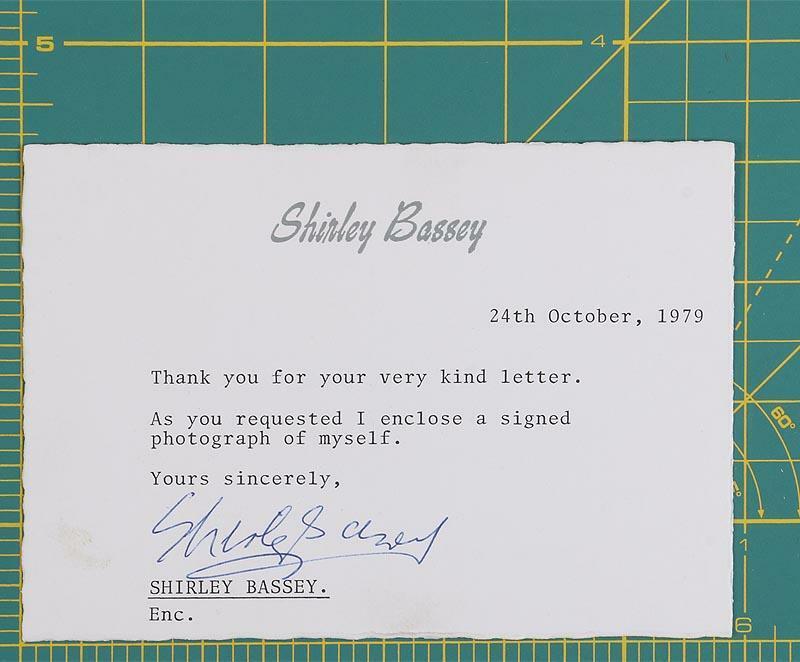  Shirley Bassey (James Bond Singer) Pair Original Autographed Photograph Note  Без бренда - фотография #3