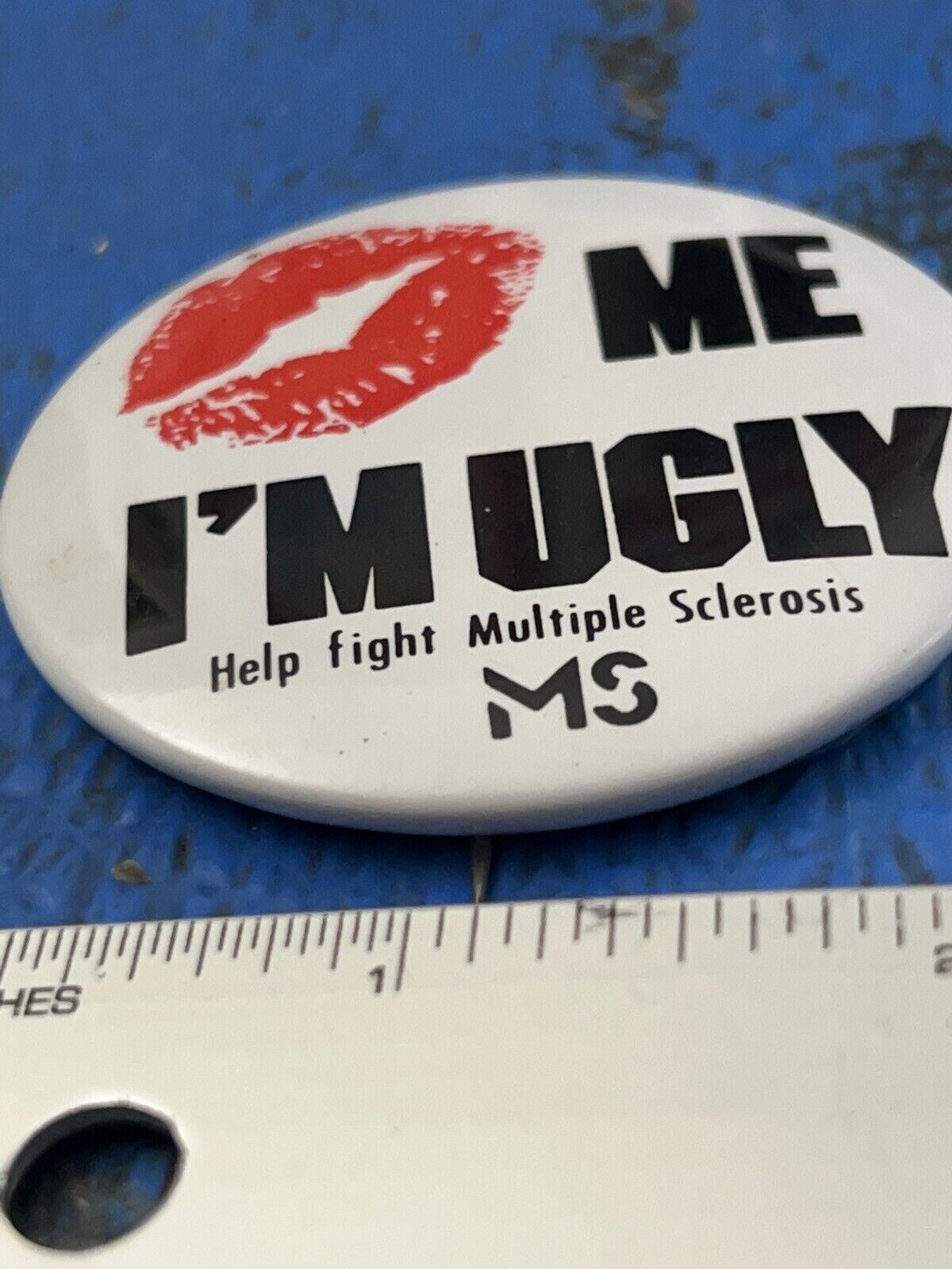 Vintage Kiss ME I'M UGLY Help Fight Multiple Sclerosis MS 2 1/4" Pin Button Без бренда - фотография #2