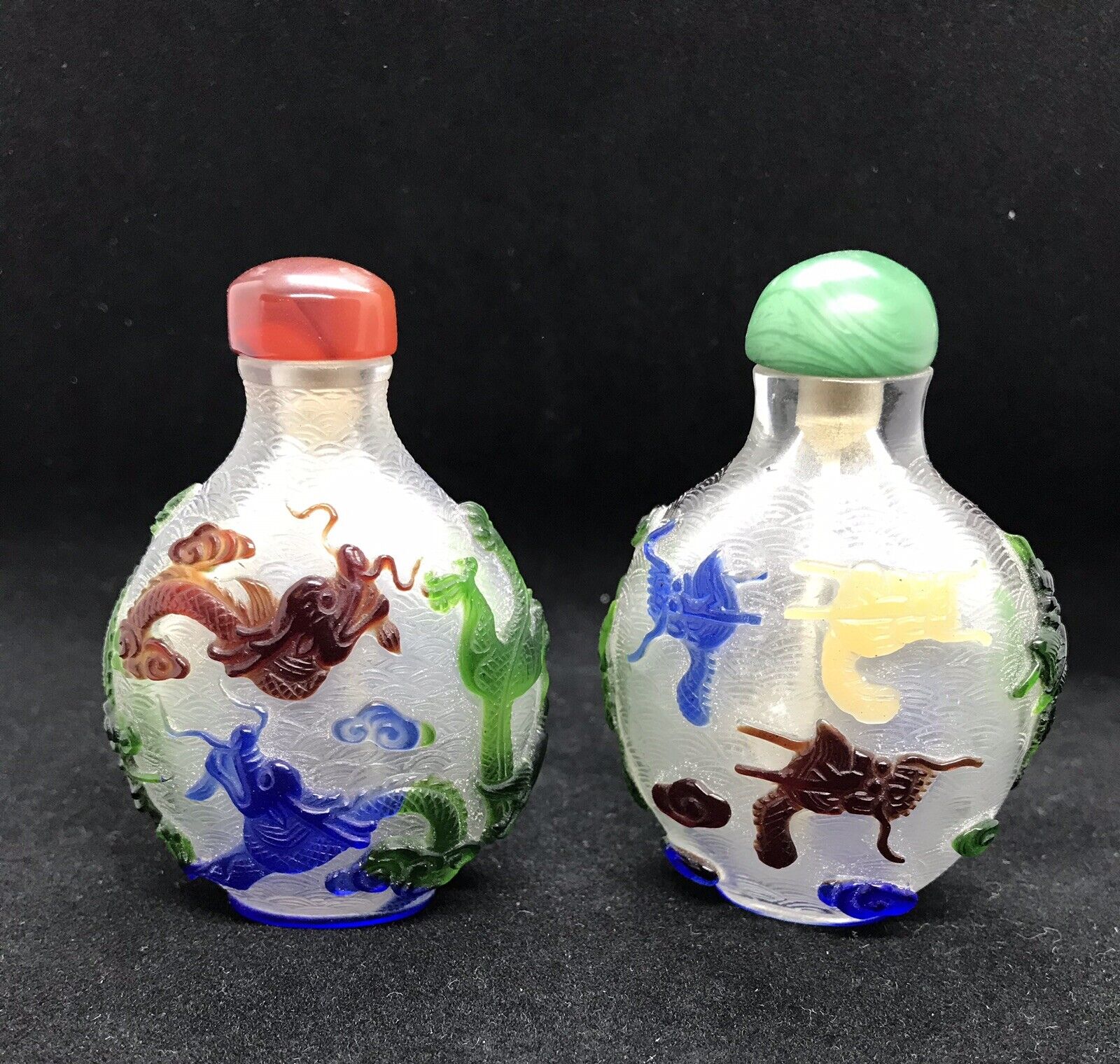 Two Vintage Beijing Glass Snuff Bottles With Dragons Без бренда