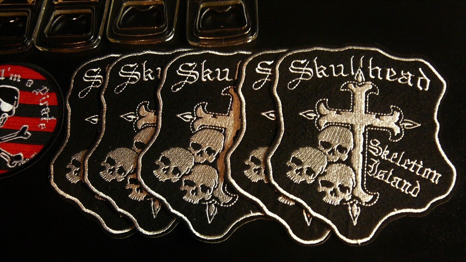 20 Piece Lot Skull & Crossbones Bottle Opener Keychains & Pirate SKuLL Patches Без бренда - фотография #2