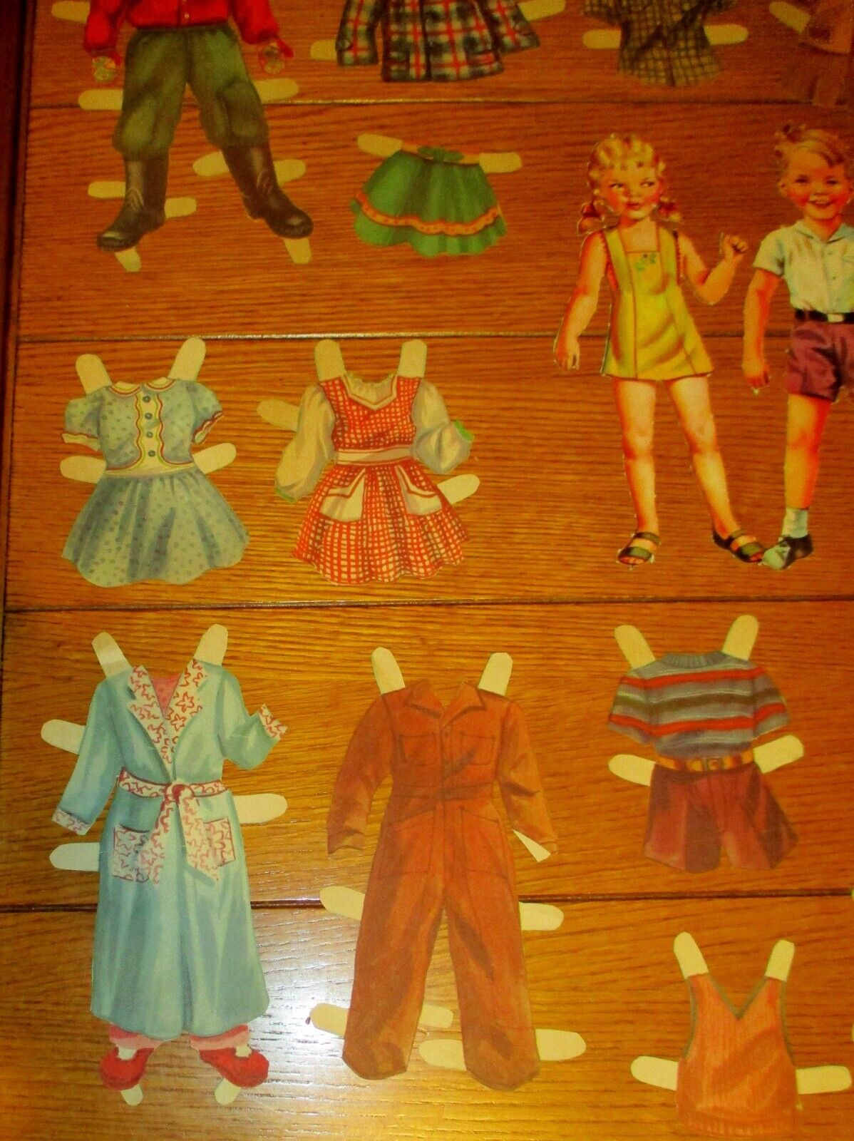 Vintage Paper Doll and Outfit Lot (19) W/ 4 Dolls & 15 Outfits  NICE!!!!     #14 Unbranded - фотография #8