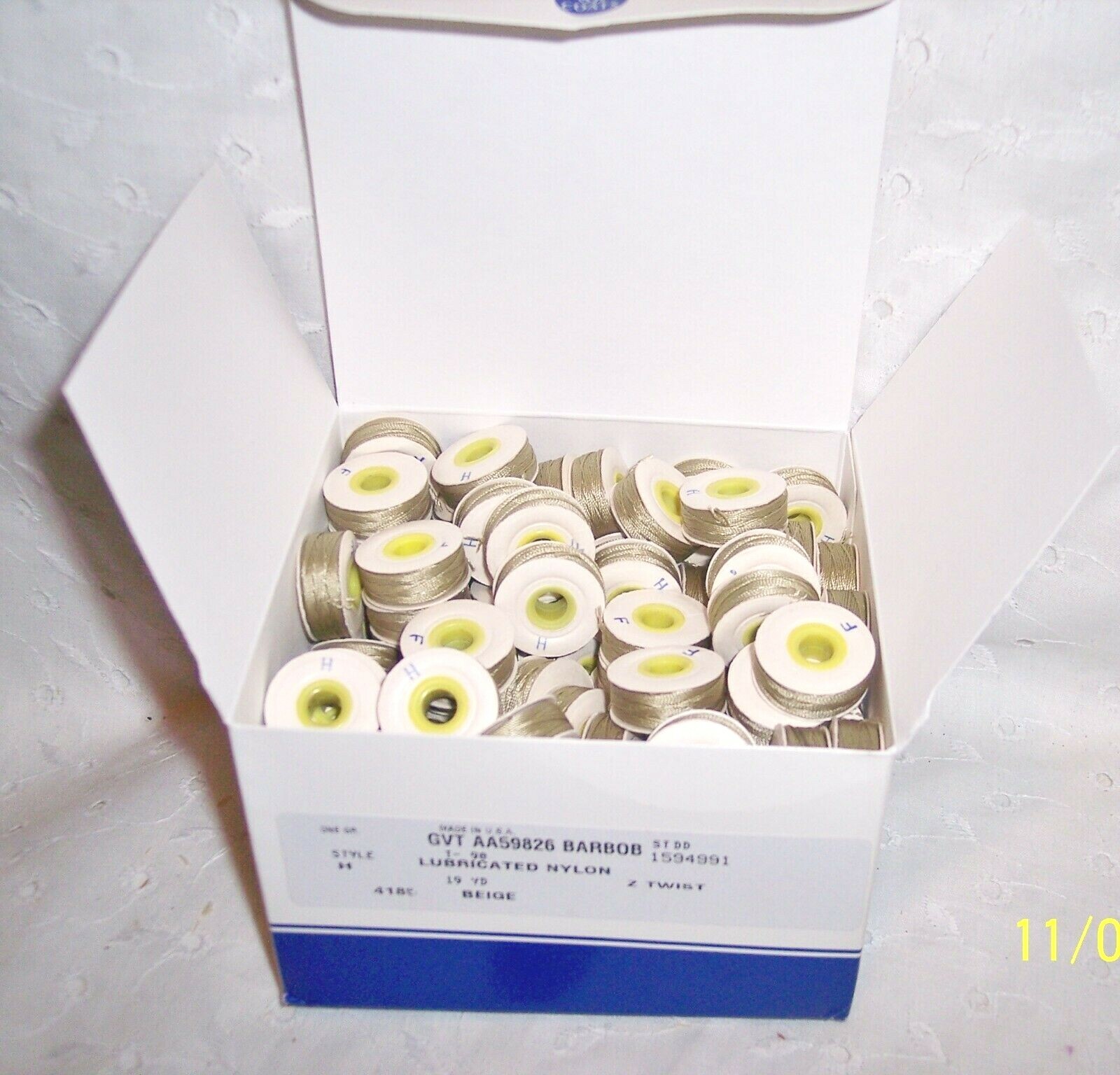 BOBBINS READY WOUND BEIGE/CREAM STRENG LUBRICATED NYLON BY COATS : 3 PCS.  Coats 4585 - фотография #2