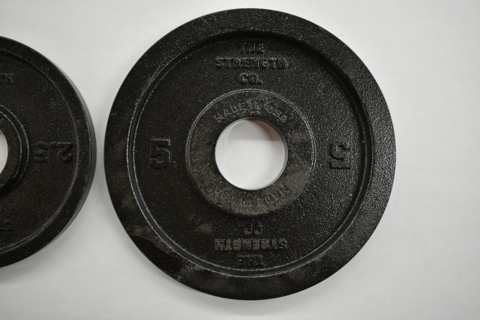The Strength Co Cast Iron Olympic Weight Plates Singles 5 lb & 2.5 lb 7.5 lbs The Strength Co - фотография #4