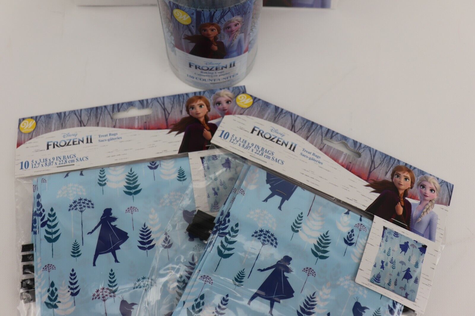 Wilton Frozen 2 Disney Party Set Treat Stand 20 Treat Bags 150 Baking Cups NEW WILTON NA - фотография #3