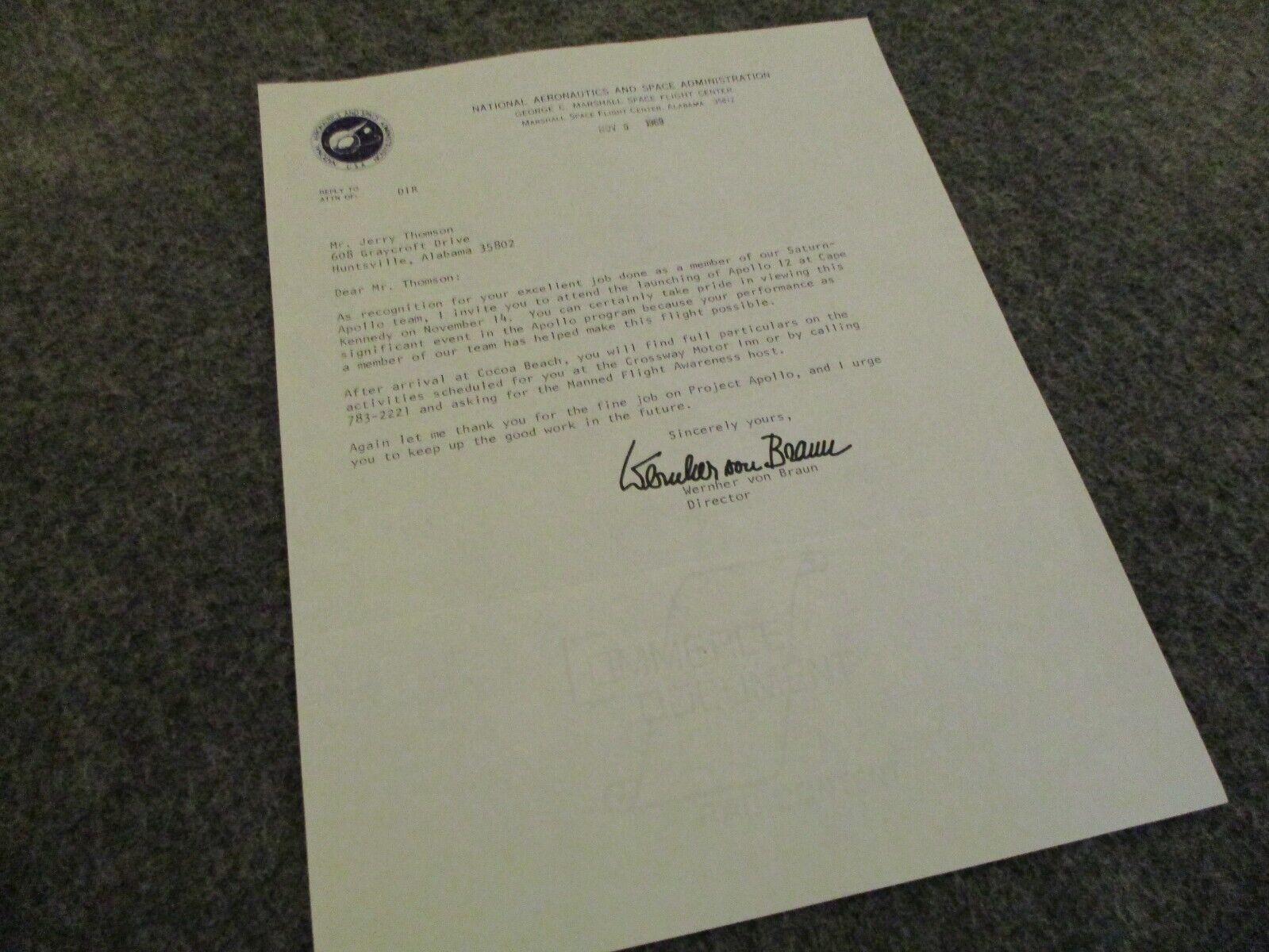 1969 NASA/MSFC WERNHER VON BRAUN SIGNED APOLLO AUTHENTIC HAND TYPE LETTER+BADGE Без бренда - фотография #5