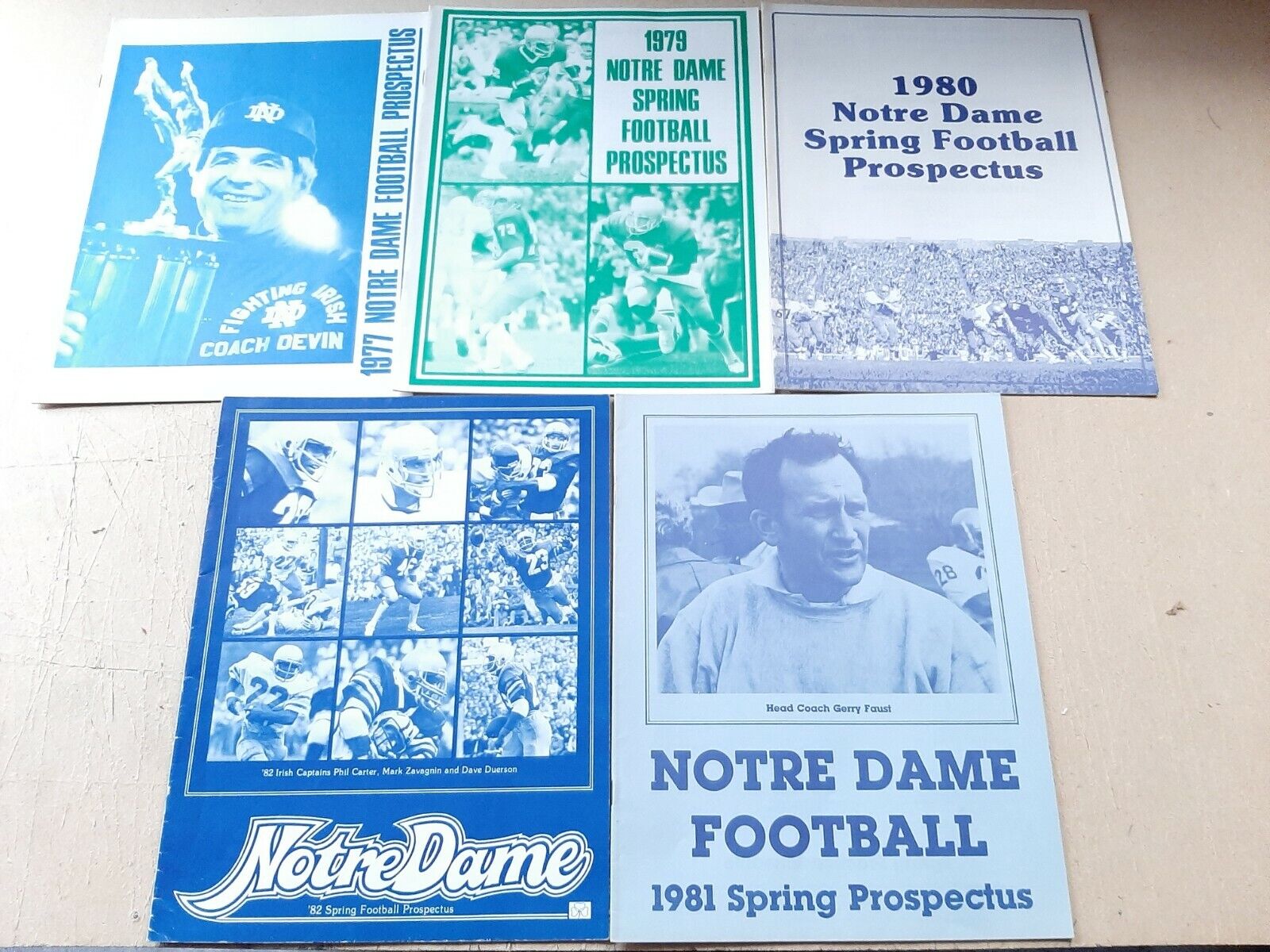 NOTRE DAME FOOTBALL PUBLICATIONS LOT (19) - GUIDES & OTHERS FROM 60'S TO 90'S Без бренда - фотография #4