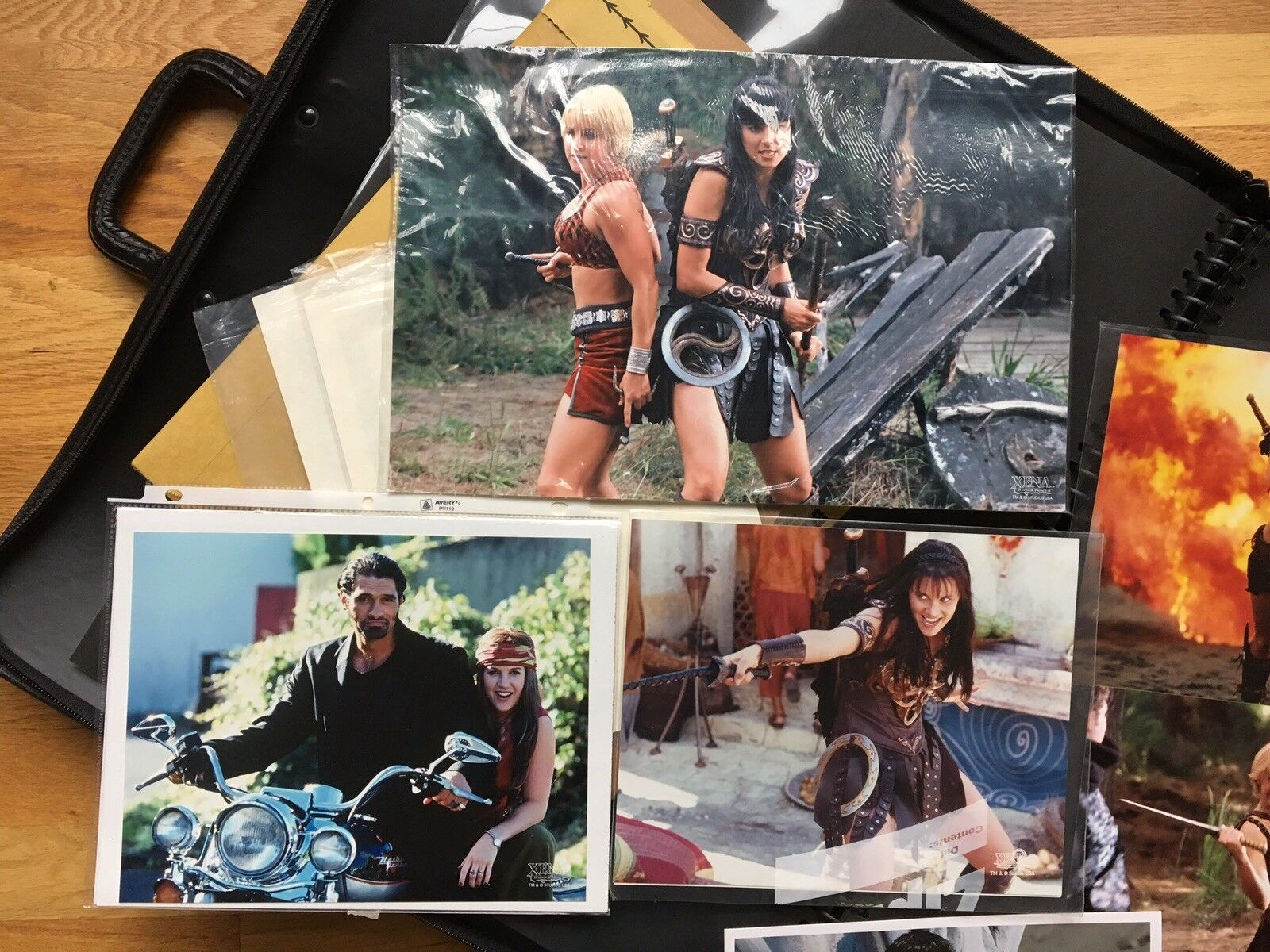 Lucy Lawless Autographed PHOTO Xena Warrior Princess LOT Без бренда