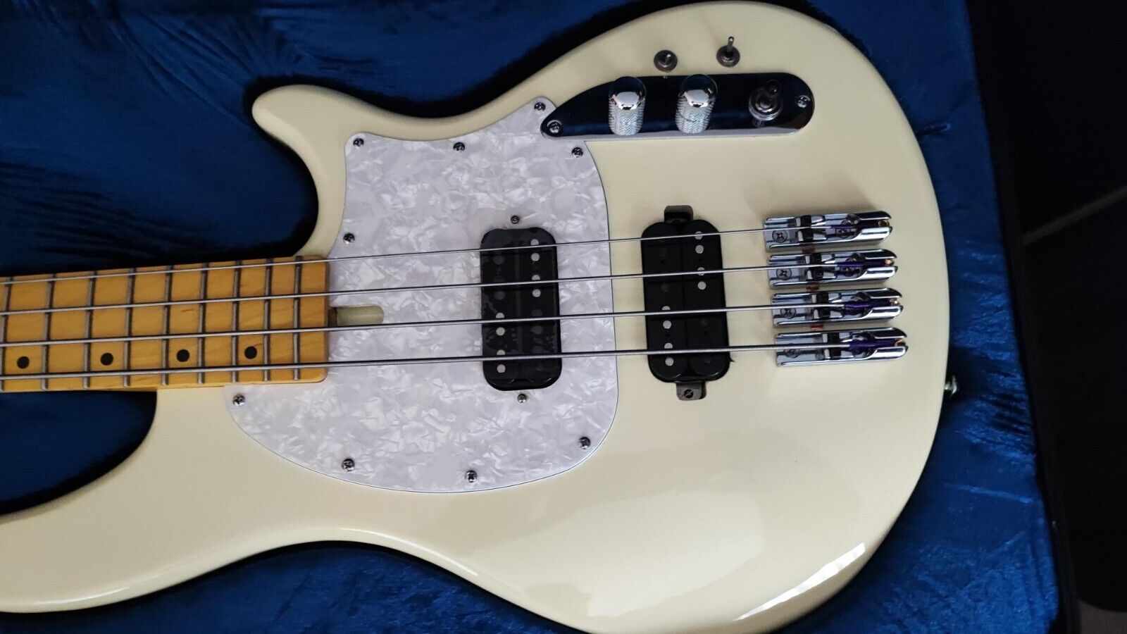 Beautiful New White Schecter CV-4 Bass w/ Maple Neck & Schecter Hard Shell Case Schecter Schecter CV-4 - фотография #4