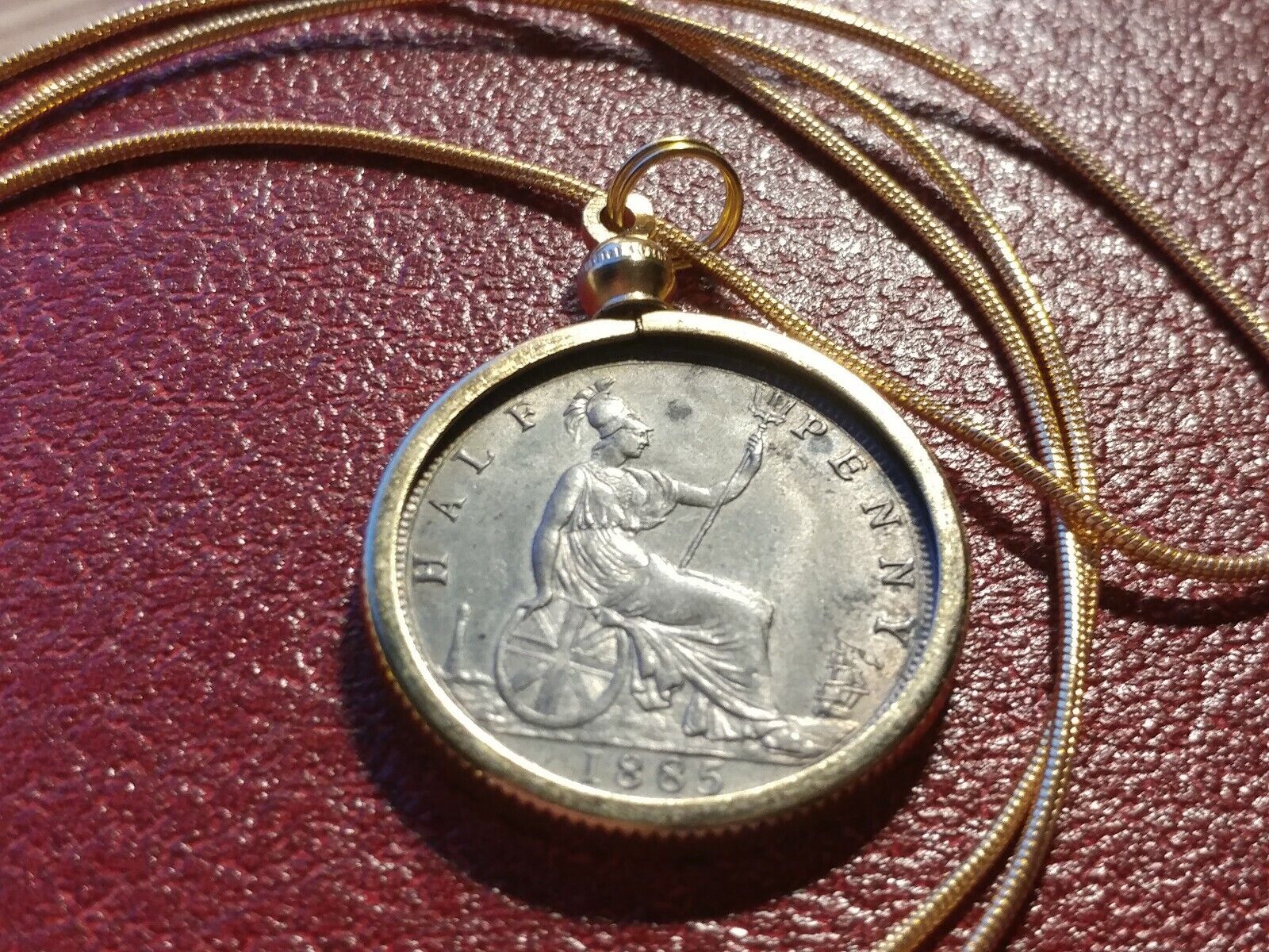 UK 1885 Queen Victoria 1/2 Penny Pendant on a 24" 18k Gold Filled Snake Chain. Honoredallies - фотография #3
