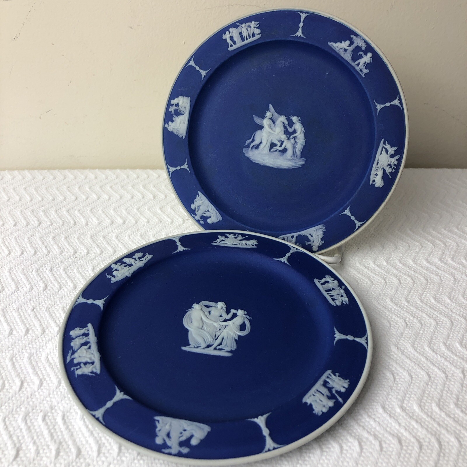 ANTIQUE WEDGWOOD Dark Blue Jasperware 6" Plate Dessert Lot of 2  HTF Wedgwood - фотография #2