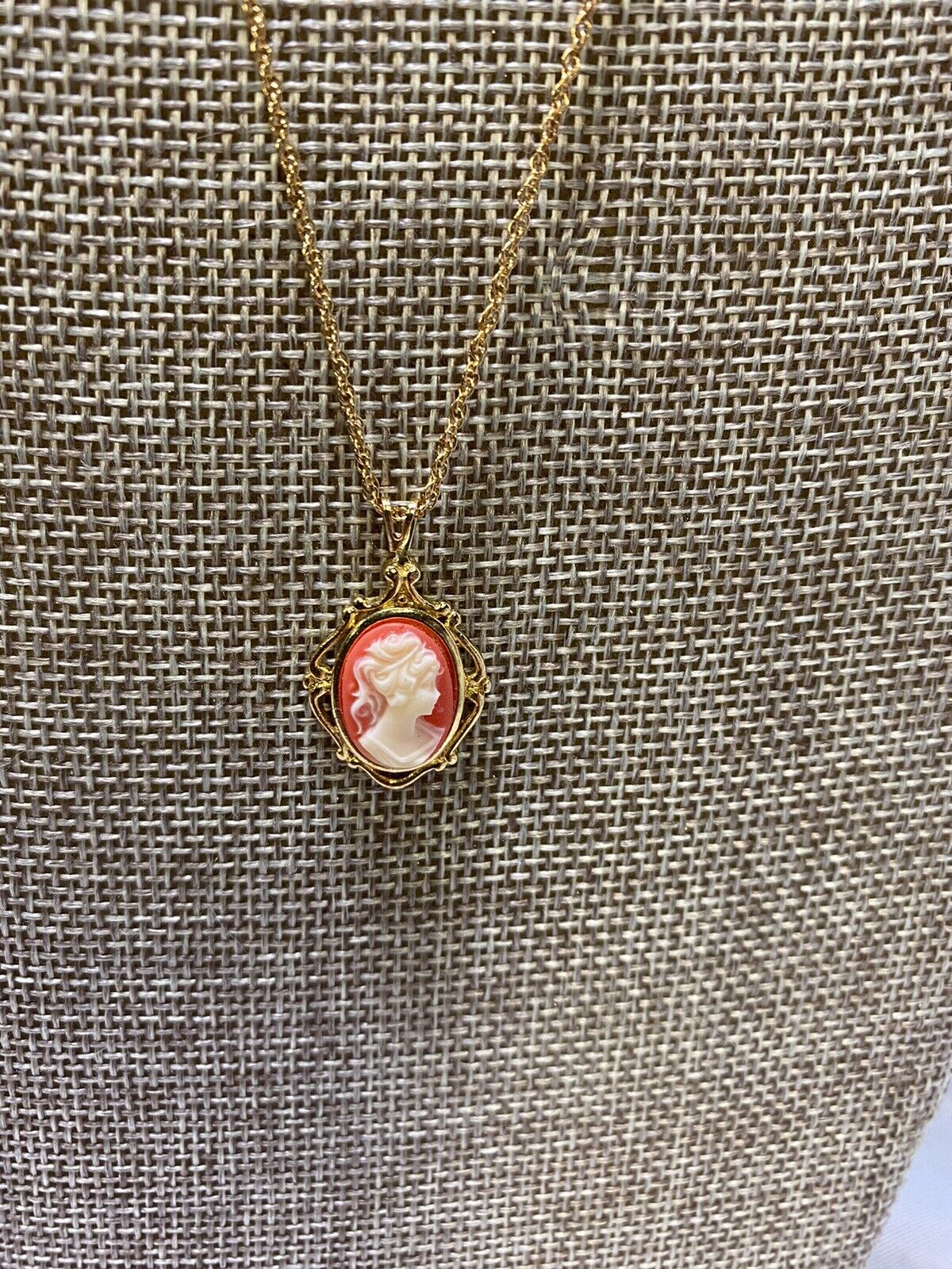 VTG REAL Cameo Gold Tone Metal Pendant Charm Coral Color Background For Necklace Cameo - фотография #3