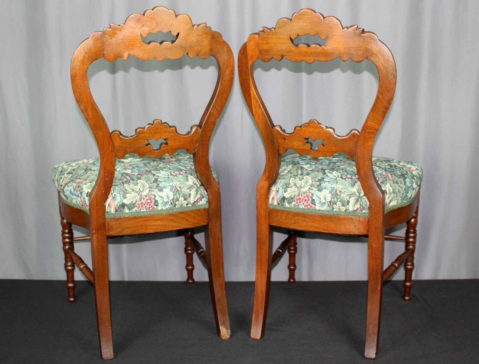 Pair of rose carved balloon side chairs, Late Victorian, Mahogany, turned legs Unbranded - фотография #4