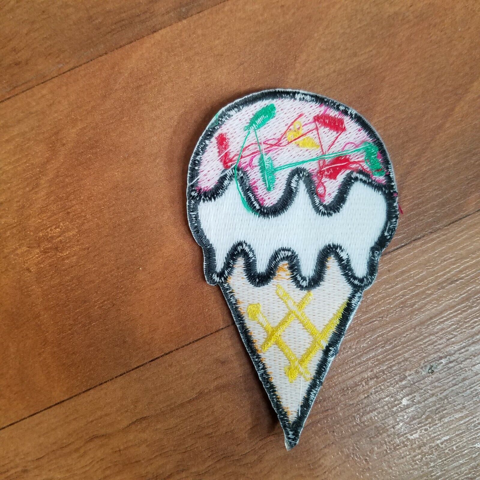 Ice cream cone w/sprinkles 3" by 2" Iron-on or Sew Embroidered Applique Patch  Без бренда - фотография #3