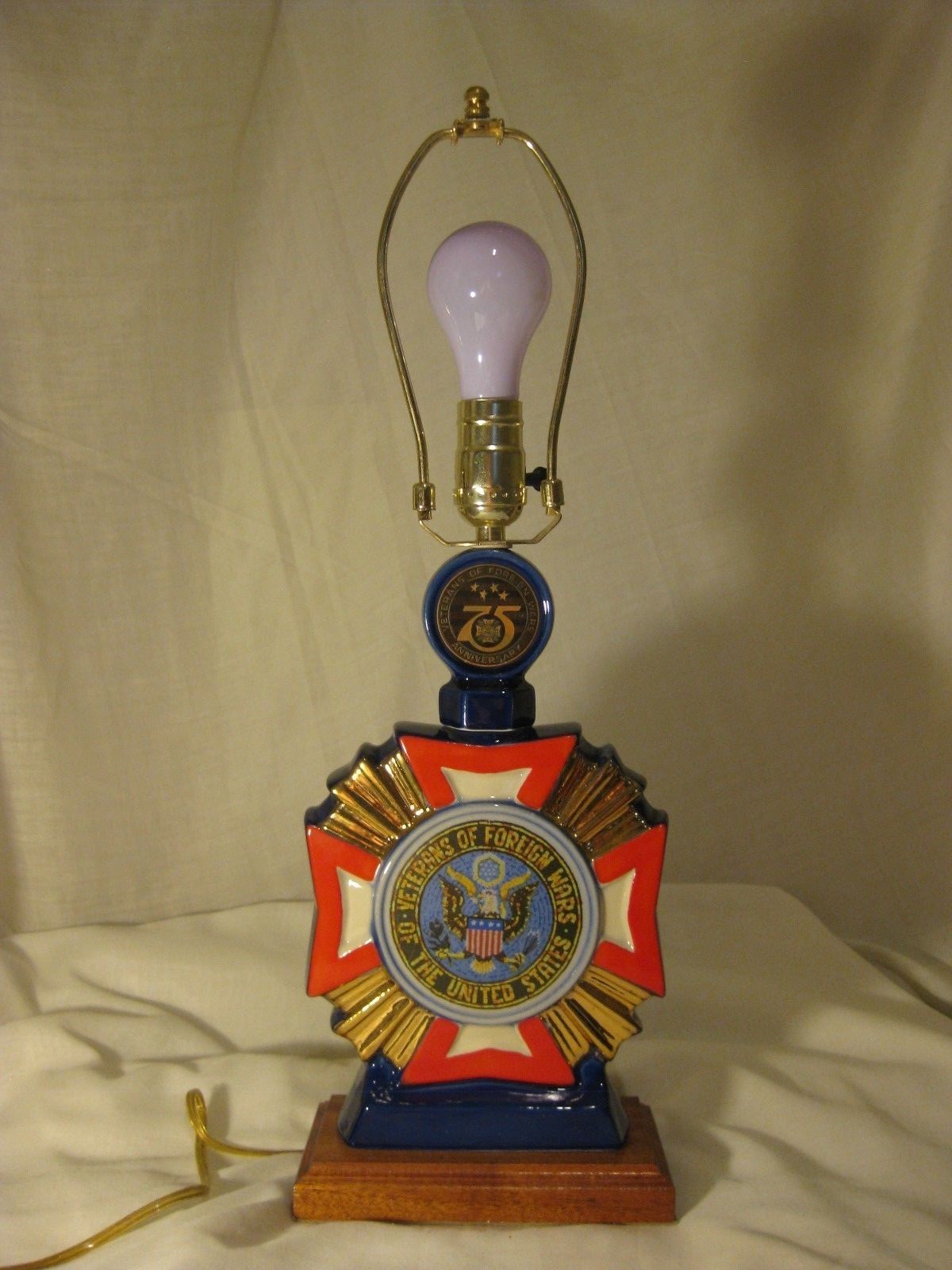 Lamp made from a VFW 75th Anniversary Decanter Без бренда - фотография #2