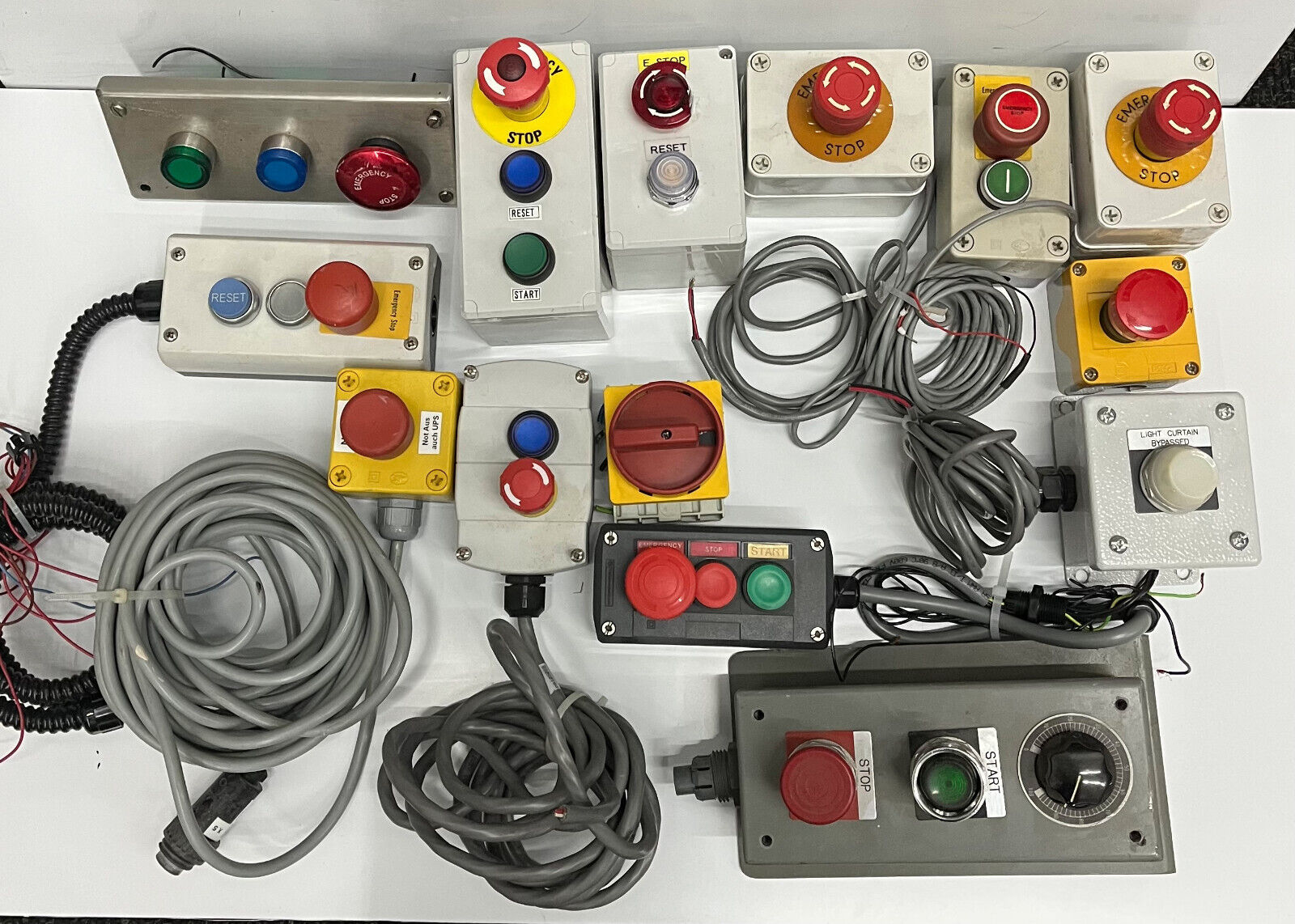 MISCELLANEOUS PUSH BUTTON SWITCHES CONTROL STATION BOXES - 1 LOT OF QTY 14 Unbranded