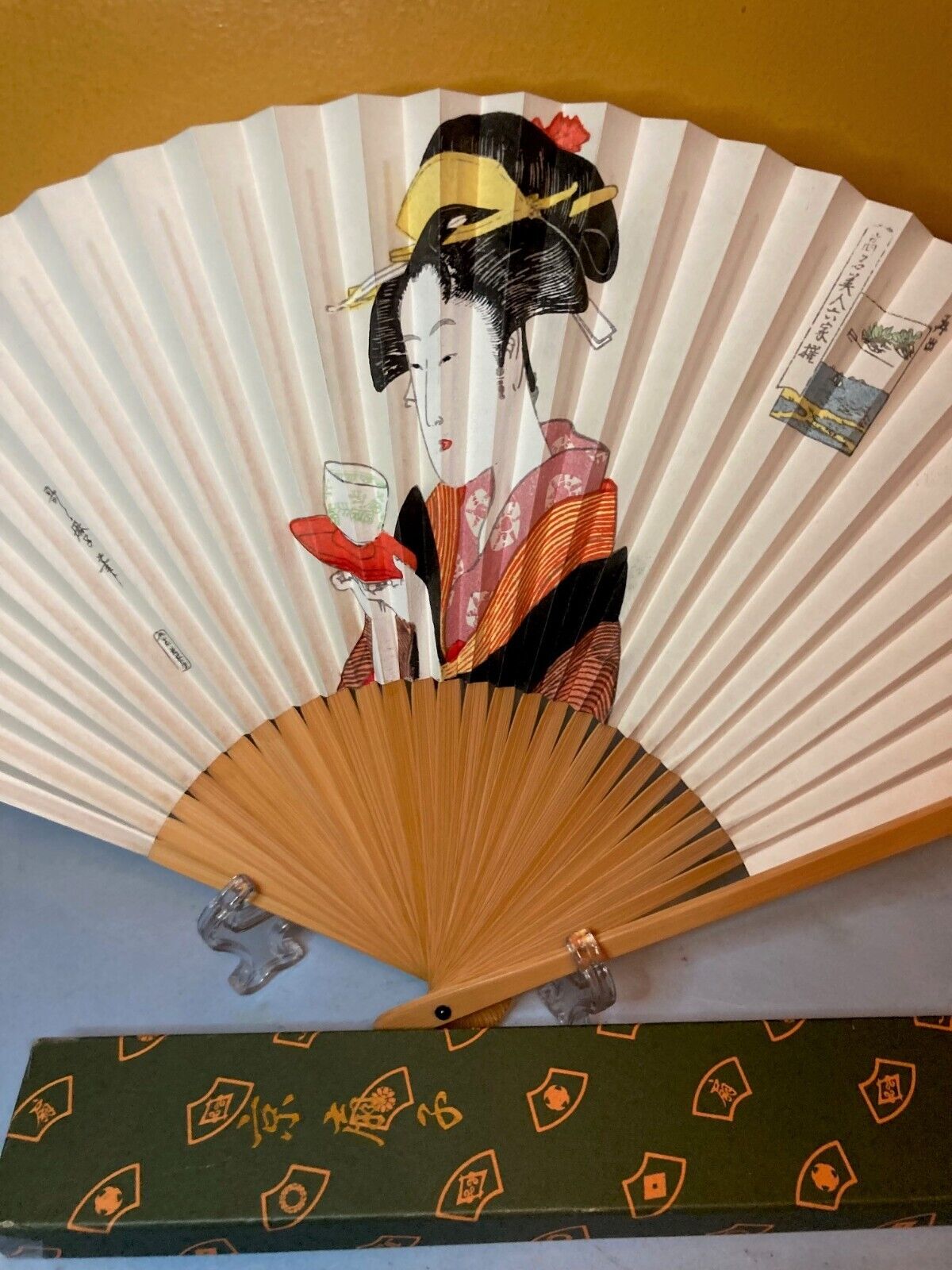 Vintage Chinese Fan Hand Painted Geisha Scenes on Paper & Bamboo 9"L NEW Без бренда