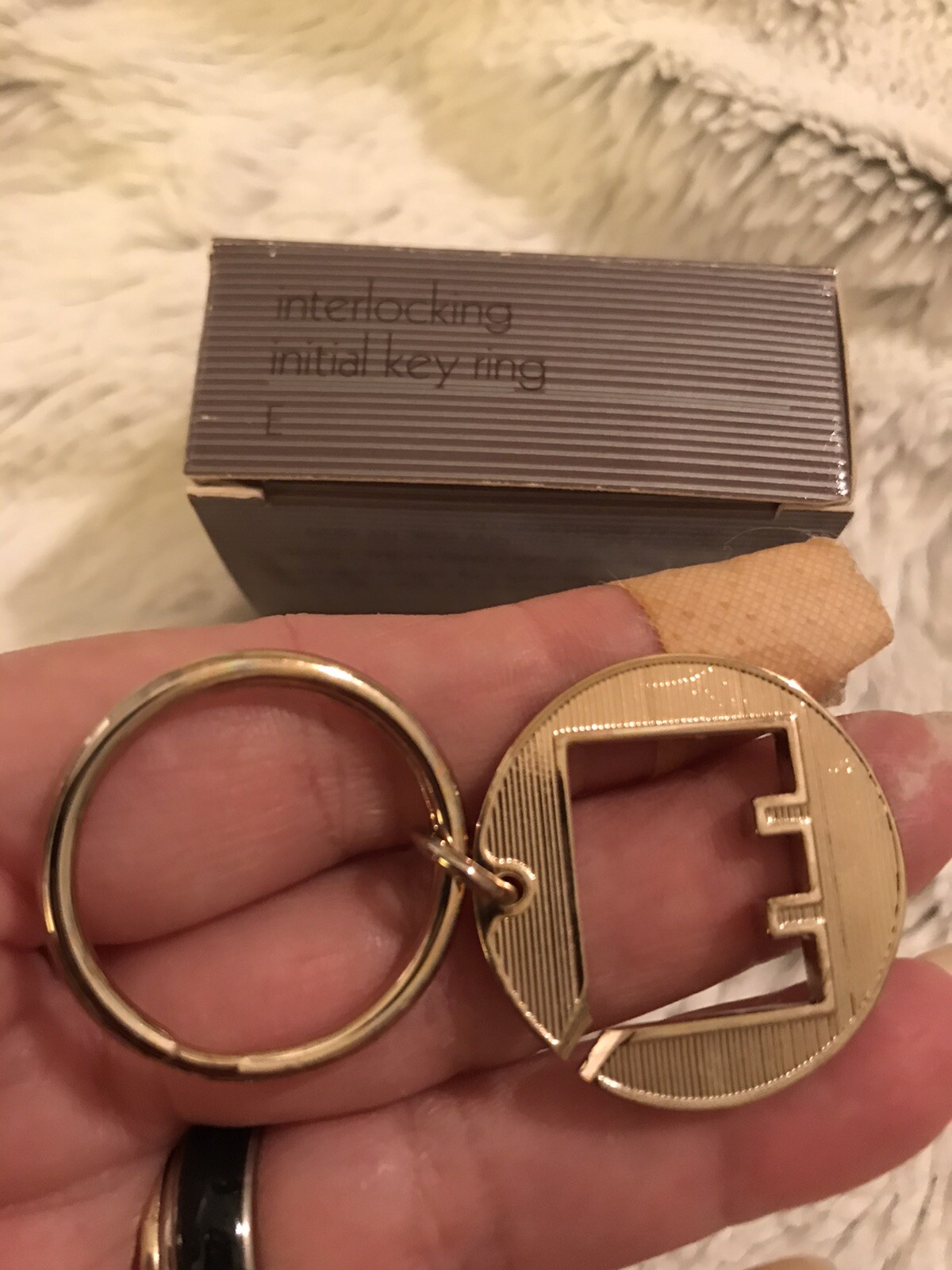 Vtg NIB Avon Interlocking Initial E Key Ring- Goldtone Avon