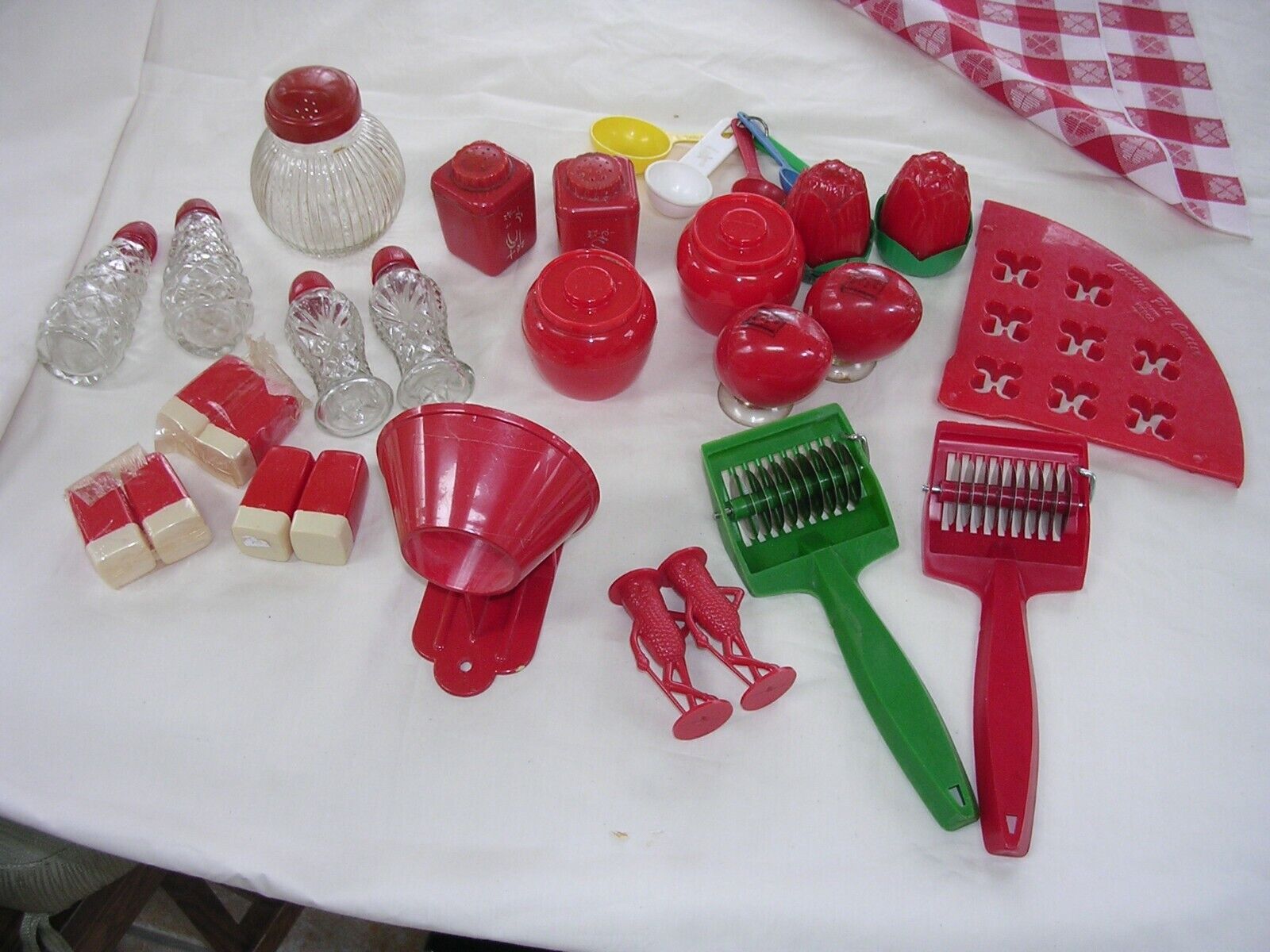 VINTAGE Red mid century 1950s kitsch plastic KITCHEN ITEMS LUSTRO etc Без бренда - фотография #4