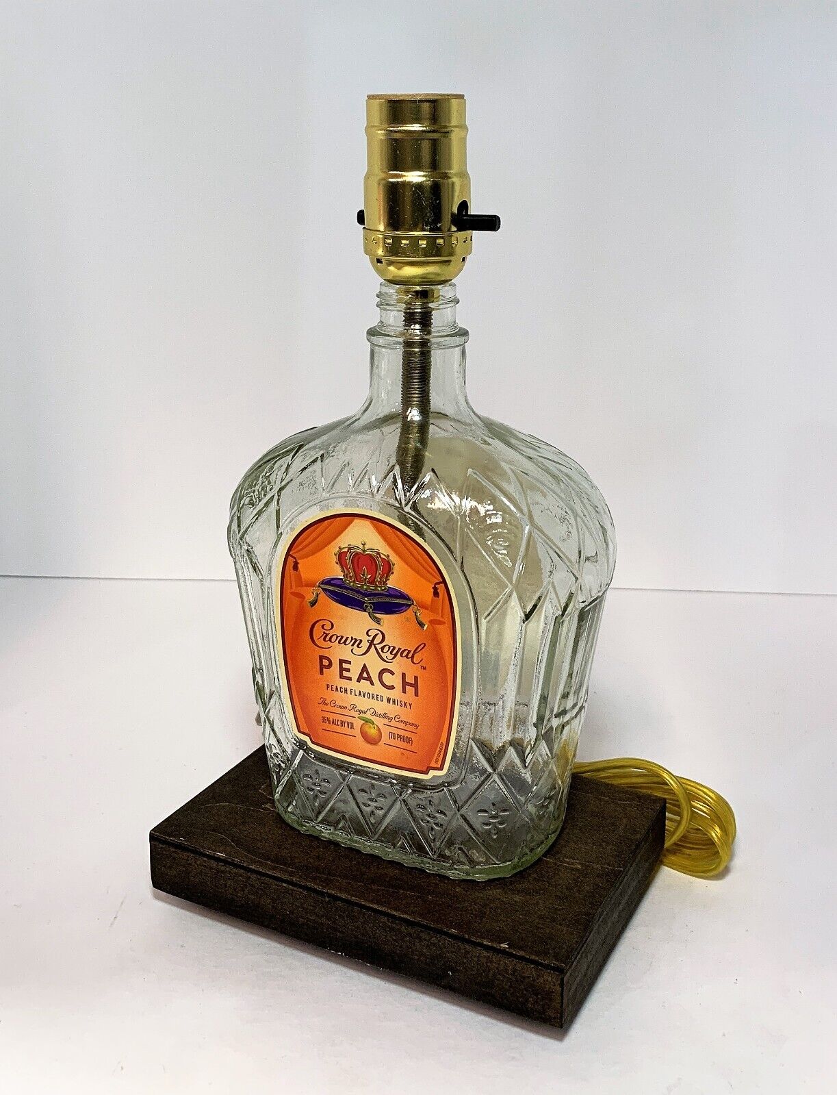 CROWN ROYAL PEACH WHISKEY Liquor Bar Bottle TABLE LAMP Lounge Light w Wood Base Crown Royal - фотография #2