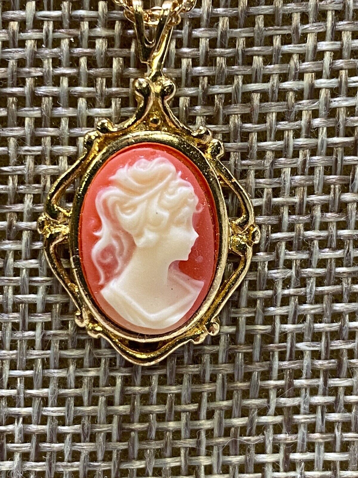 VTG REAL Cameo Gold Tone Metal Pendant Charm Coral Color Background For Necklace Cameo