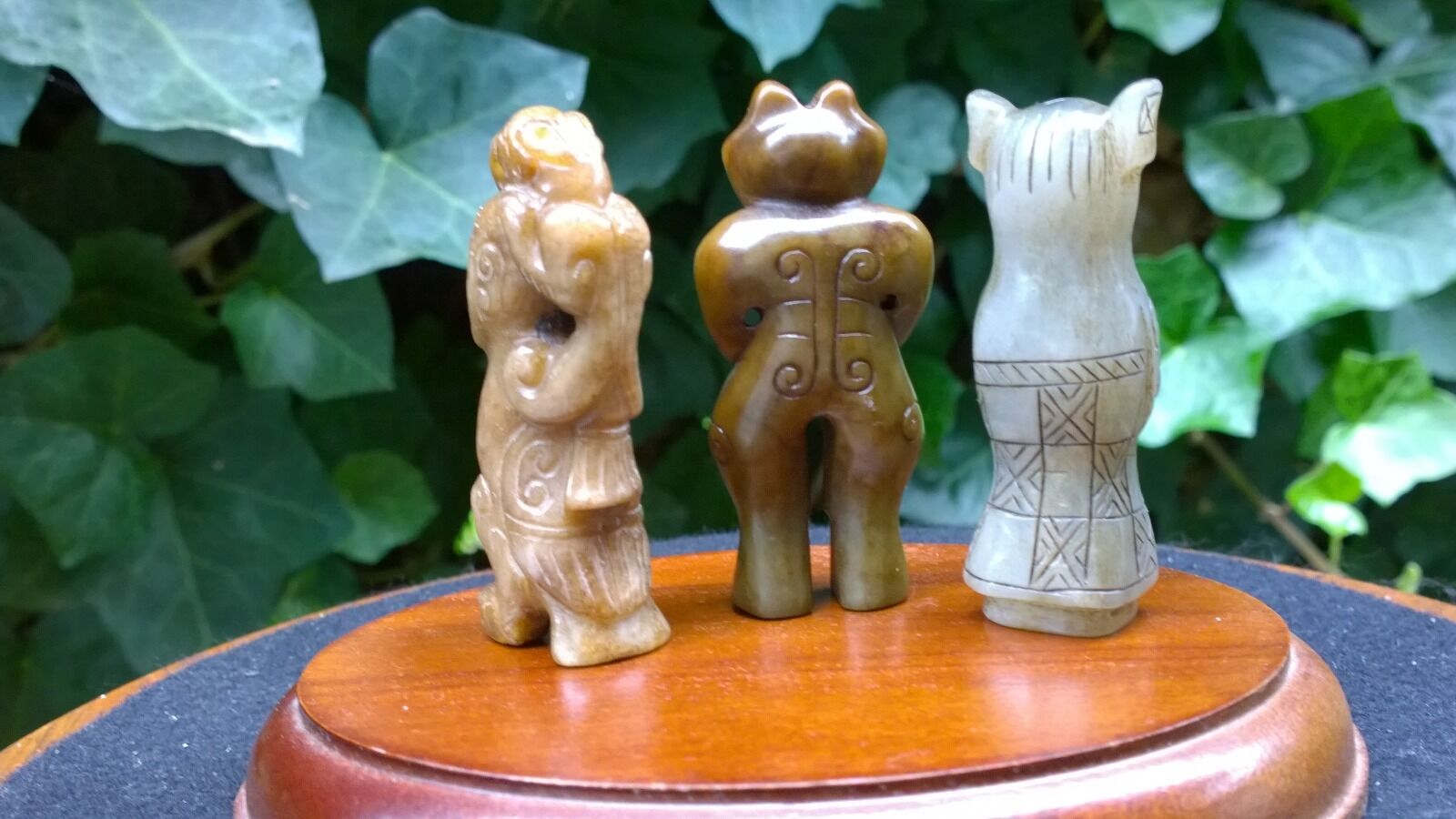 Group of Three Archaic Style Nephrite Jade Humanoid Netsuke Amulets. Без бренда - фотография #3